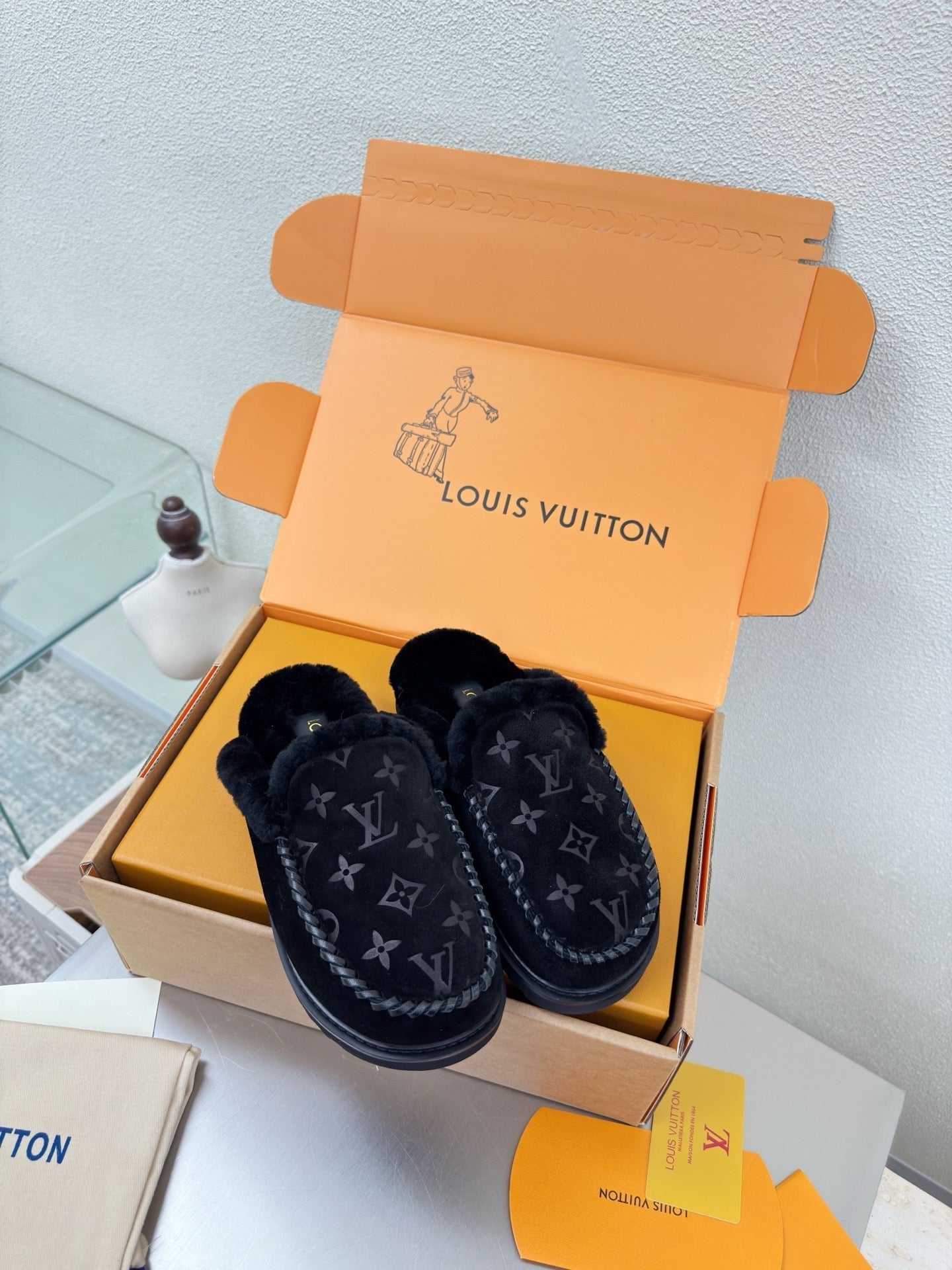 LV lamb Wool Slippper Black Suede 566889