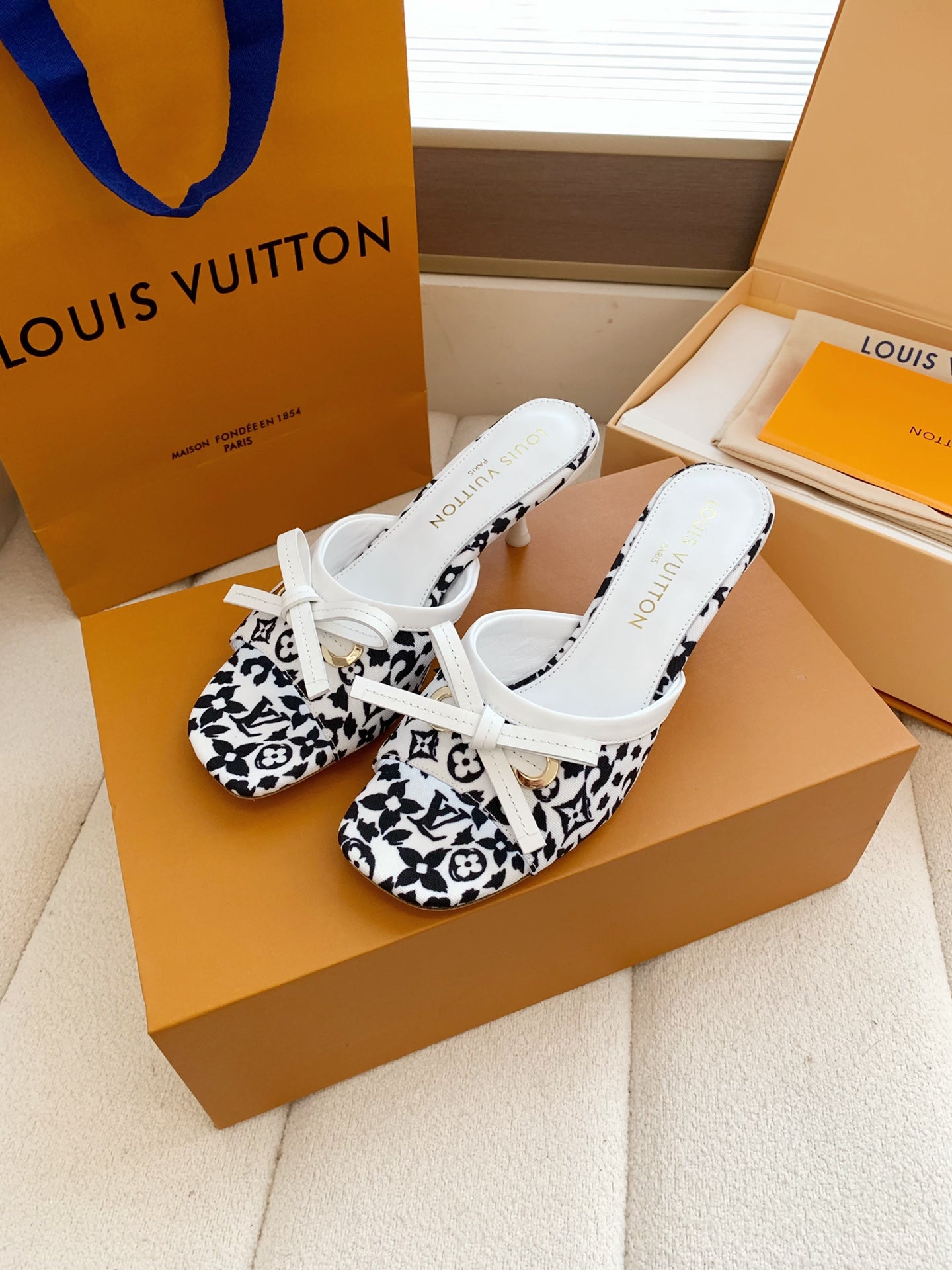LV 26SS Single Kitten Heel Sandals 55 White Black in Cowhide 703052