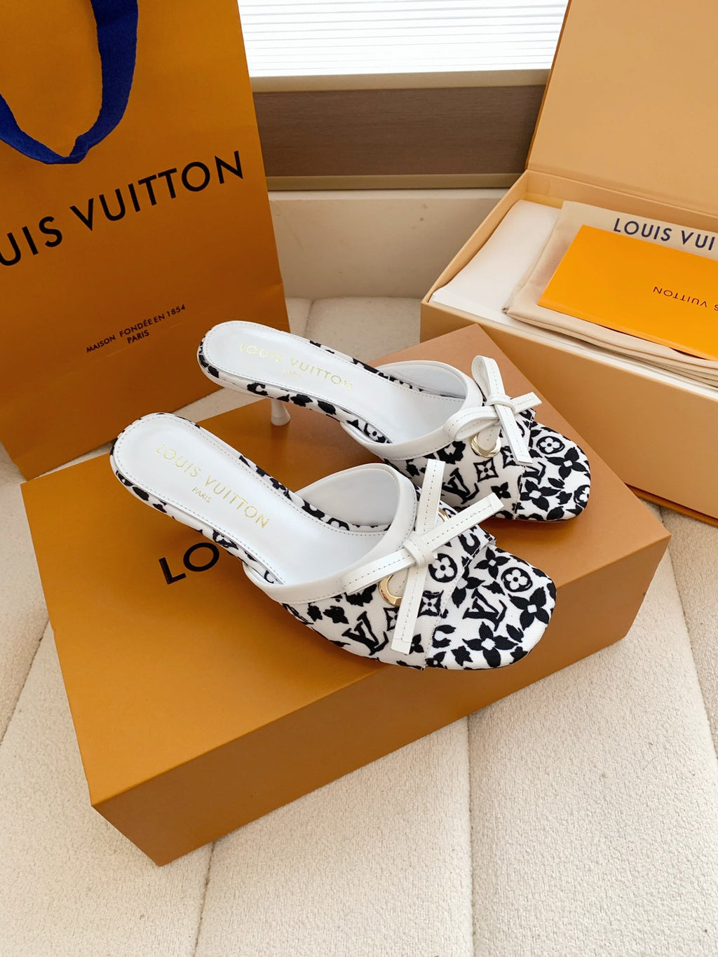 LV 26SS Single Kitten Heel Sandals 55 White Black in Cowhide 703052
