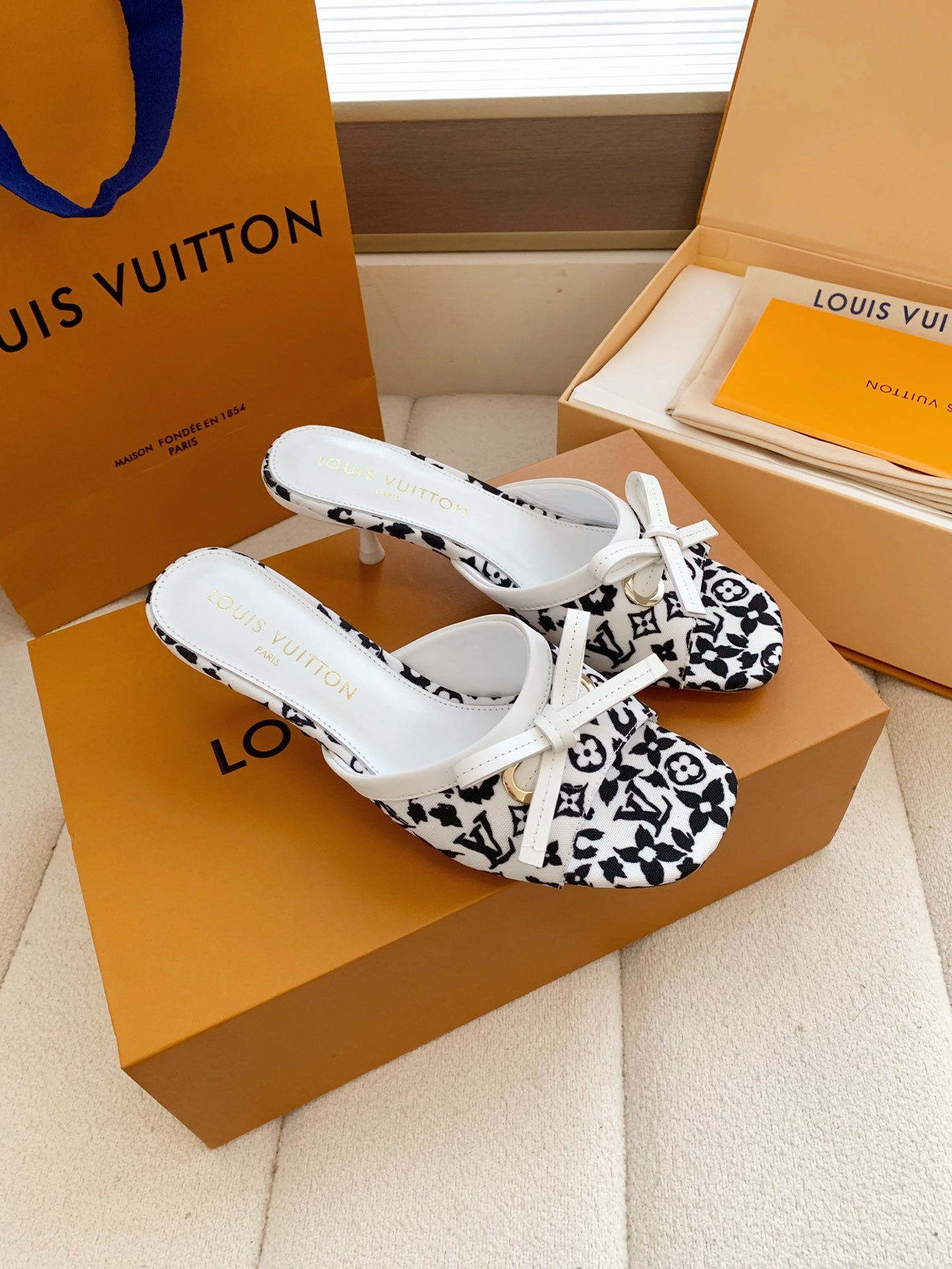 LV 26SS Single Kitten Heel Sandals 55 White Black in Cowhide 703052