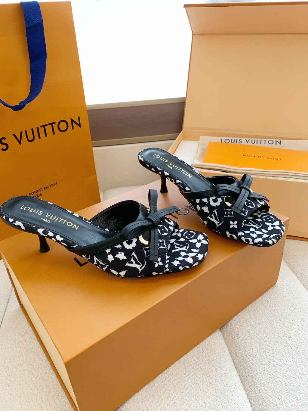 LV 26SS Single Kitten Heel Sandals 55 Black in Cowhide 703050