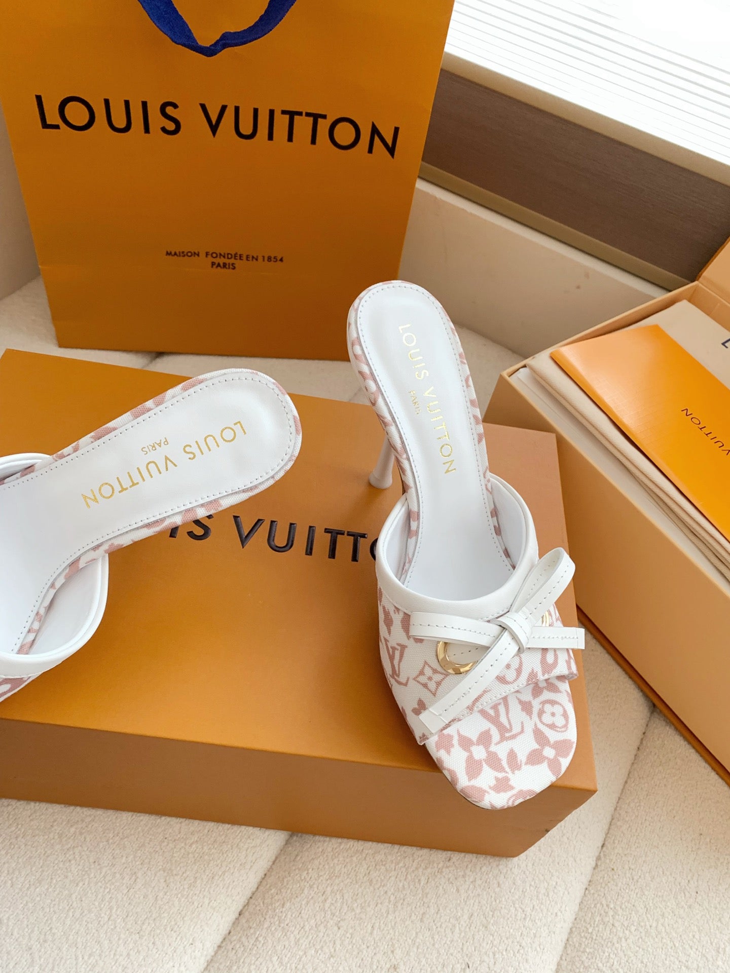 LV 26SS Single Kitten Heel Sandals 105 Light Pink in Cowhide 703048