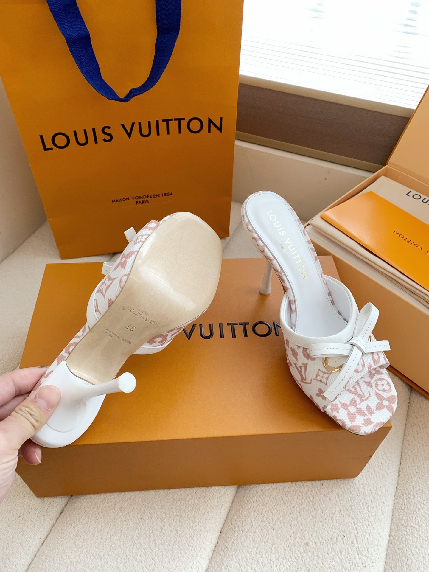 LV 26SS Single Kitten Heel Sandals 105 Light Pink in Cowhide 703048