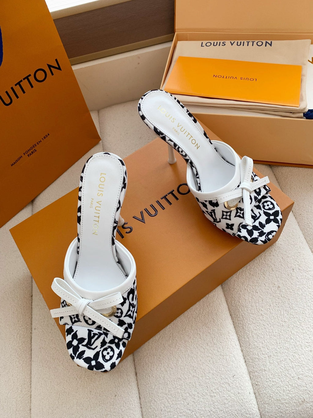 LV 26SS Single Kitten Heel Sandals 105 White Black in Cowhide 703046