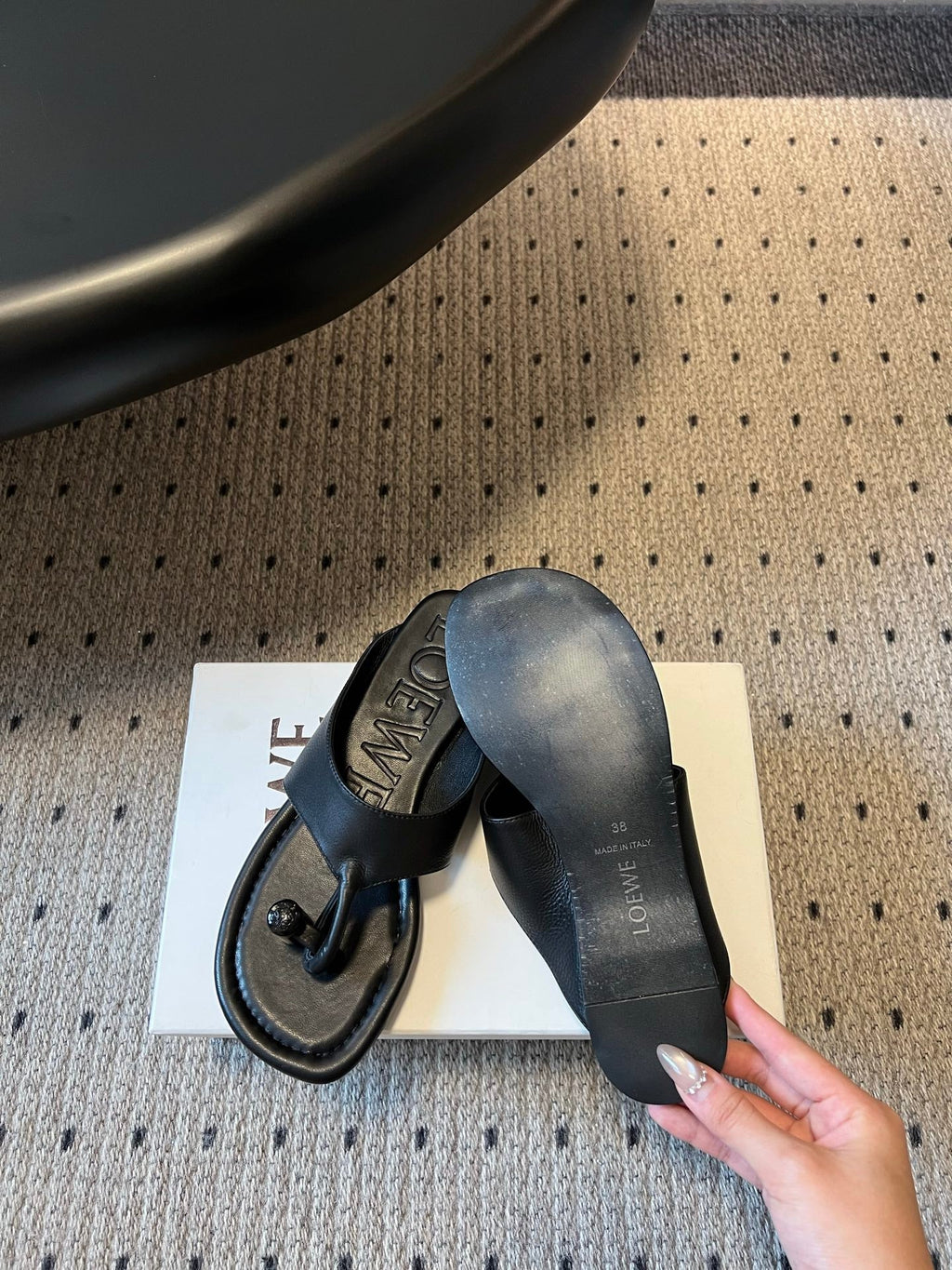 Loew 26 Flip-Flops Black in Cowhide 803536
