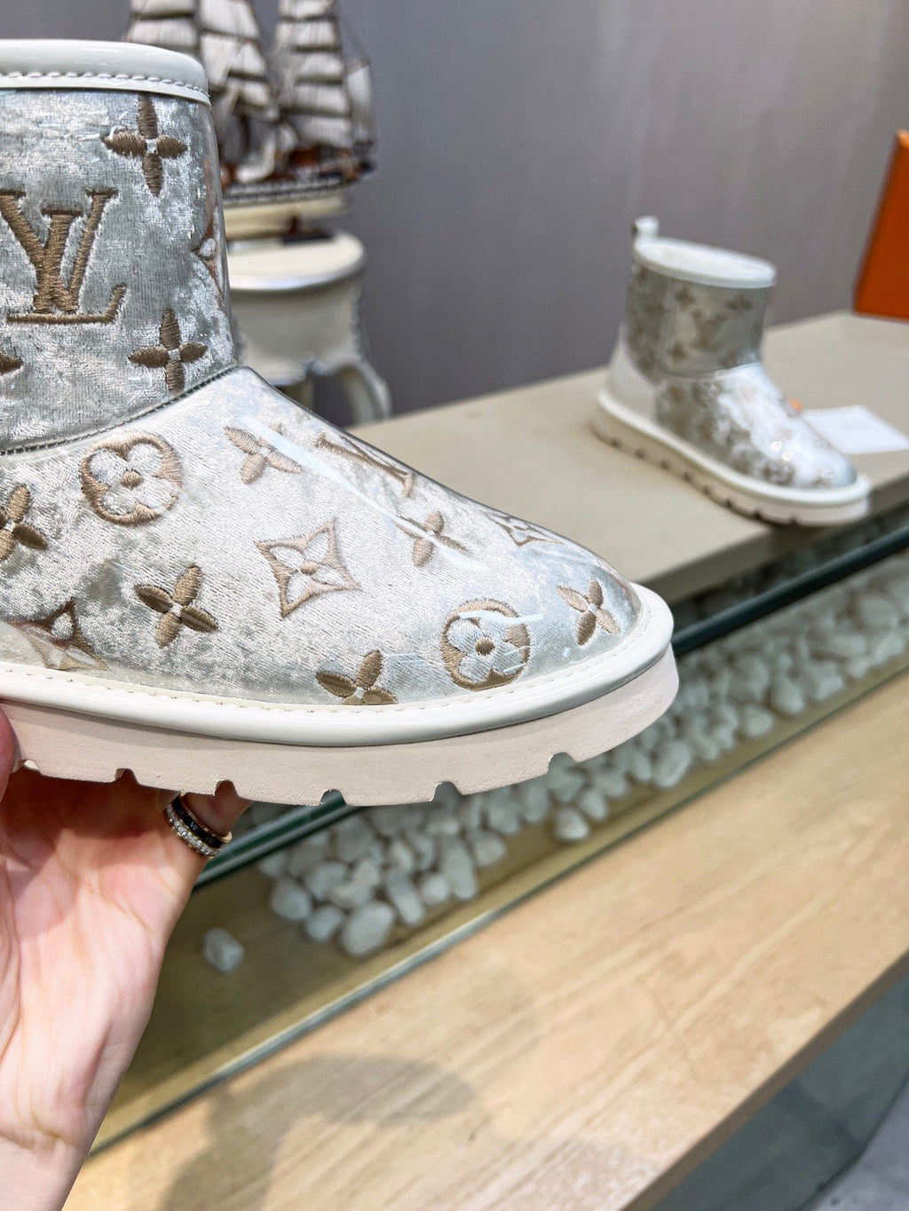 LV 25 Snow Boots Ivory Scratch-Resistant PVC Wool 576229