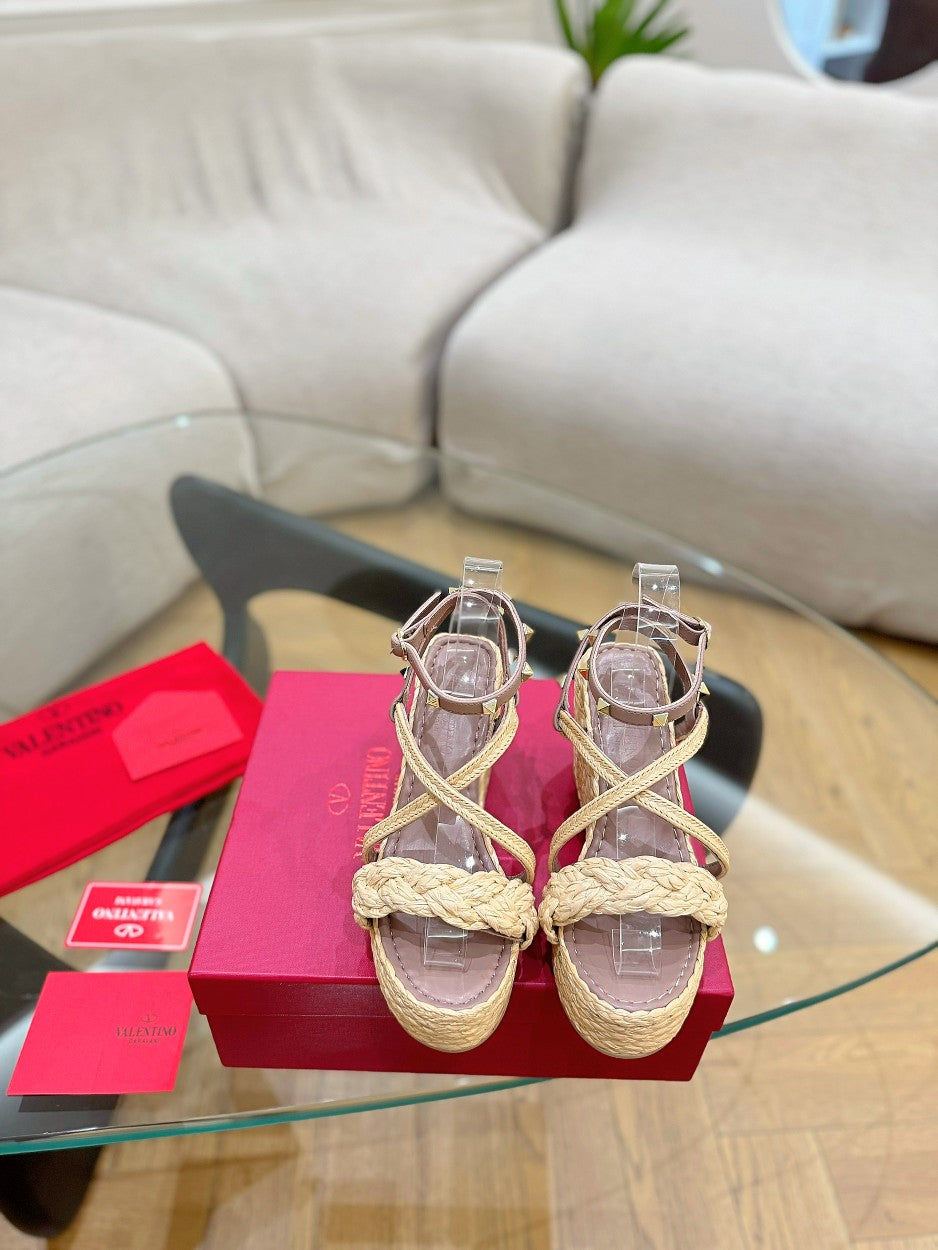 GARAVANI ROCKSTUD WEDGE SANDALS IN ROSY BROWN CALFSKIN AND BEIGE RAFFIA