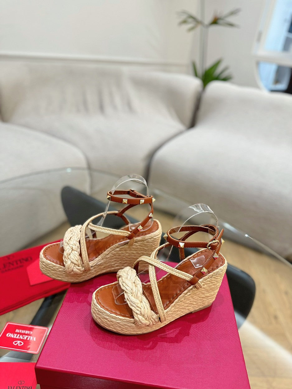 GARAVANI ROCKSTUD WEDGE SANDALS IN BRONZE BROWN CALFSKIN AND BEIGE RAFFIA