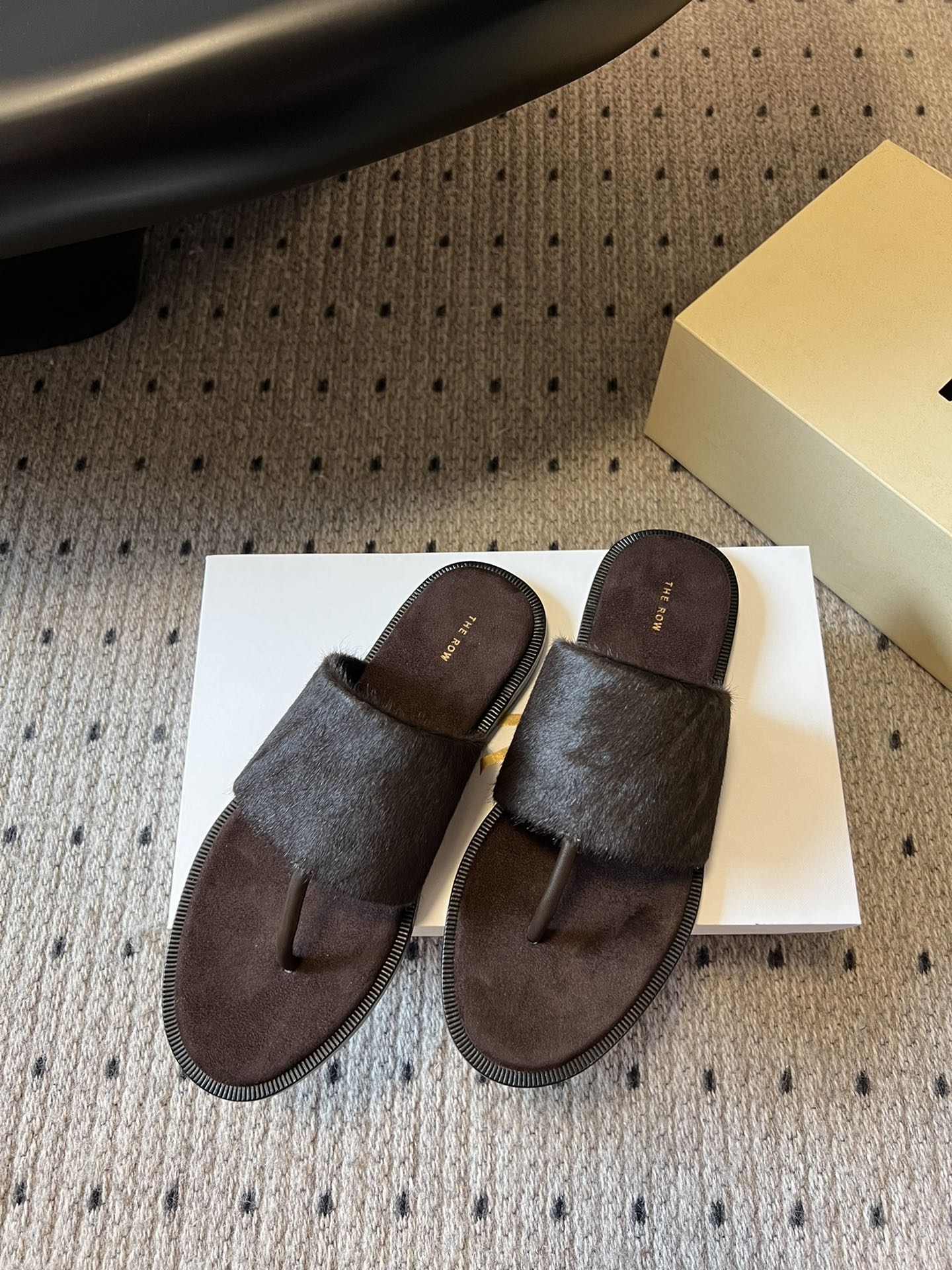 Signum Flat Sandal in Chocoldate Sheepskin And Horse Hair 282425