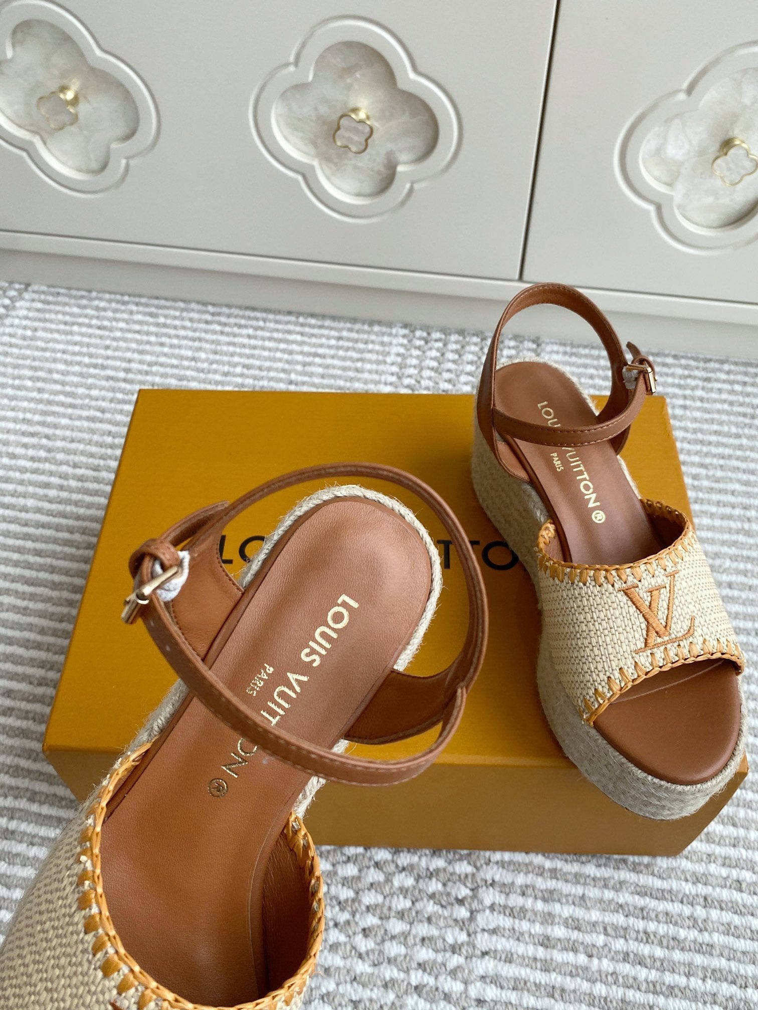 LV Beige·Raffia Straw Wedge Sandals 7.5cm Gold Lining Leather 291587