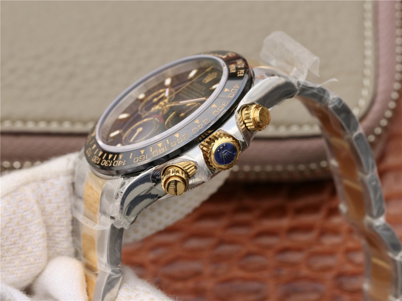 DAYTONA 40MM GOLD STEEL BLACK BEZEL BLACK DIAL
