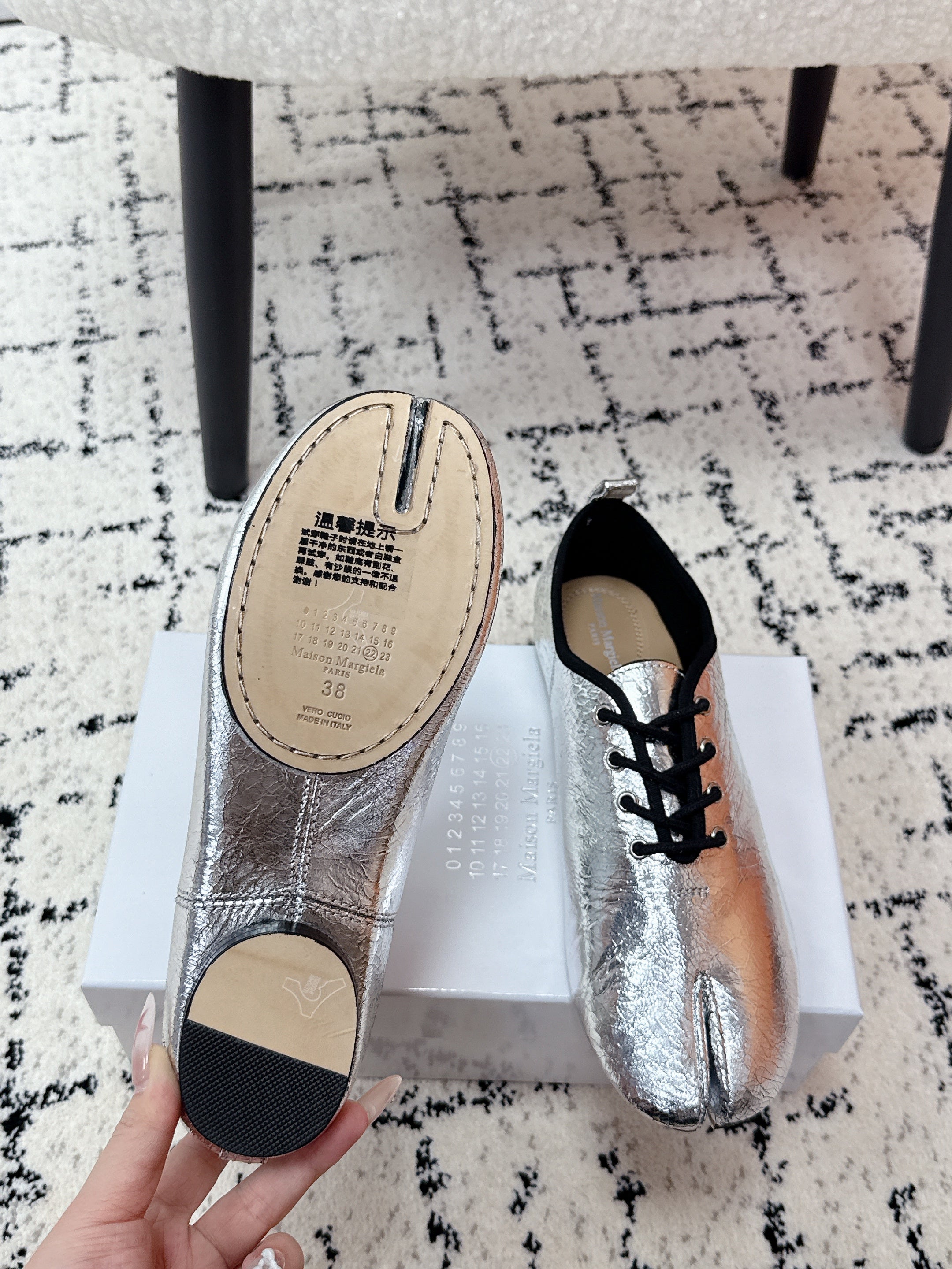 MM Tabi 6-Point Toe Lace-up Shoes Sliver Metalic Calfskin 558425