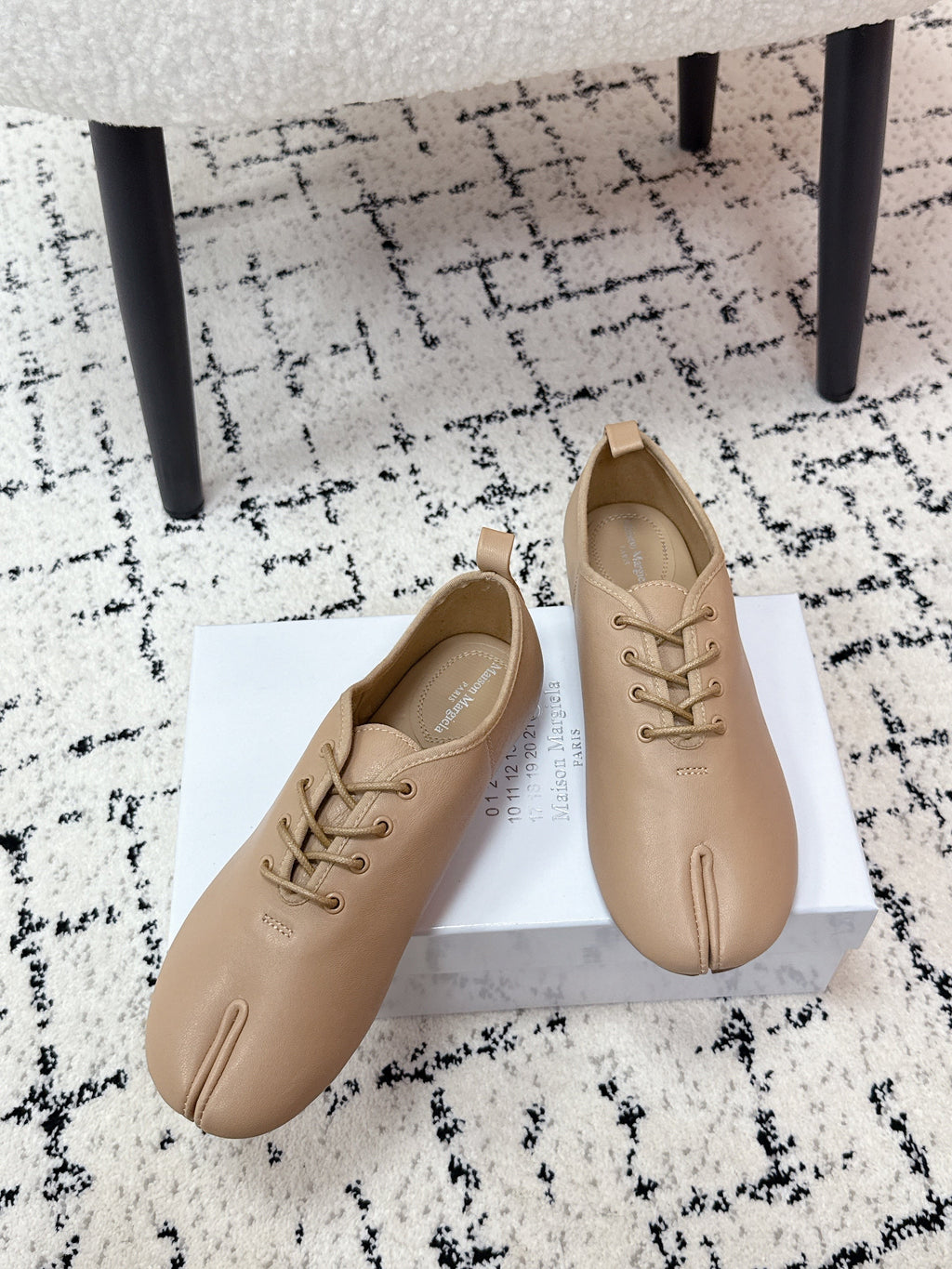 MM Tabi 6-Point Toe Lace-up Shoes Beige Calfskin 558422