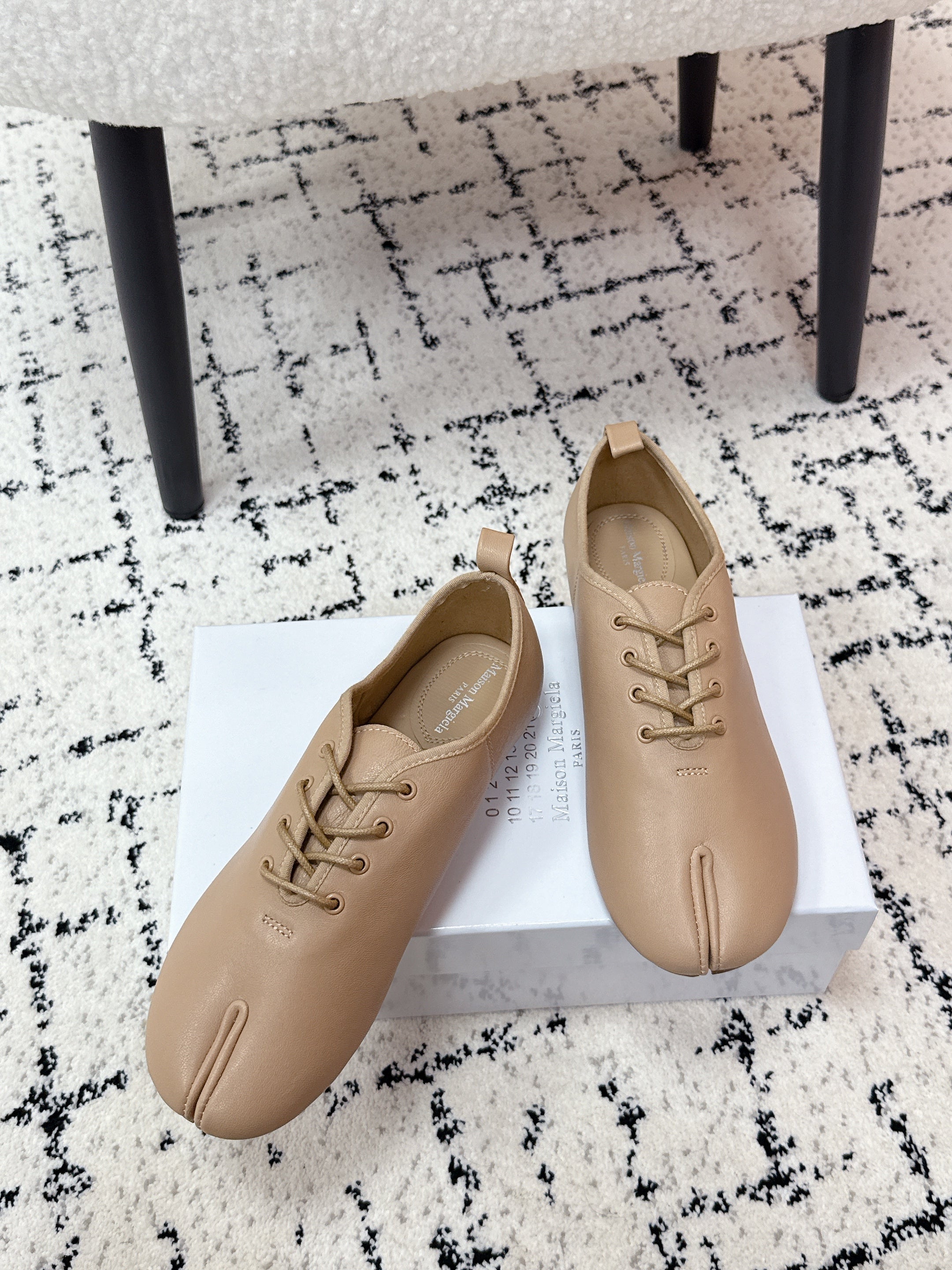 MM Tabi 6-Point Toe Lace-up Shoes Beige Calfskin 558422