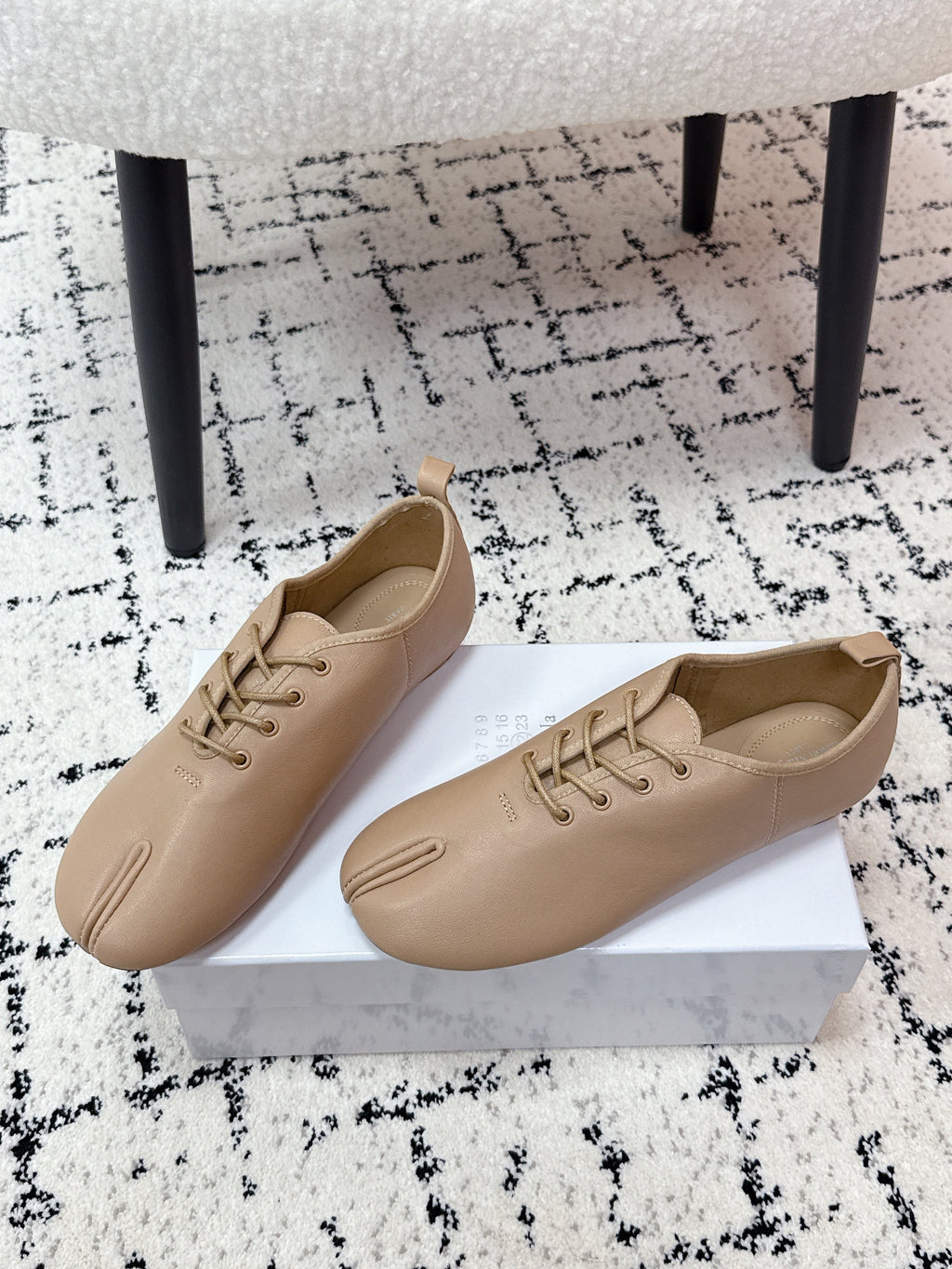 MM Tabi 6-Point Toe Lace-up Shoes Beige Calfskin 558422