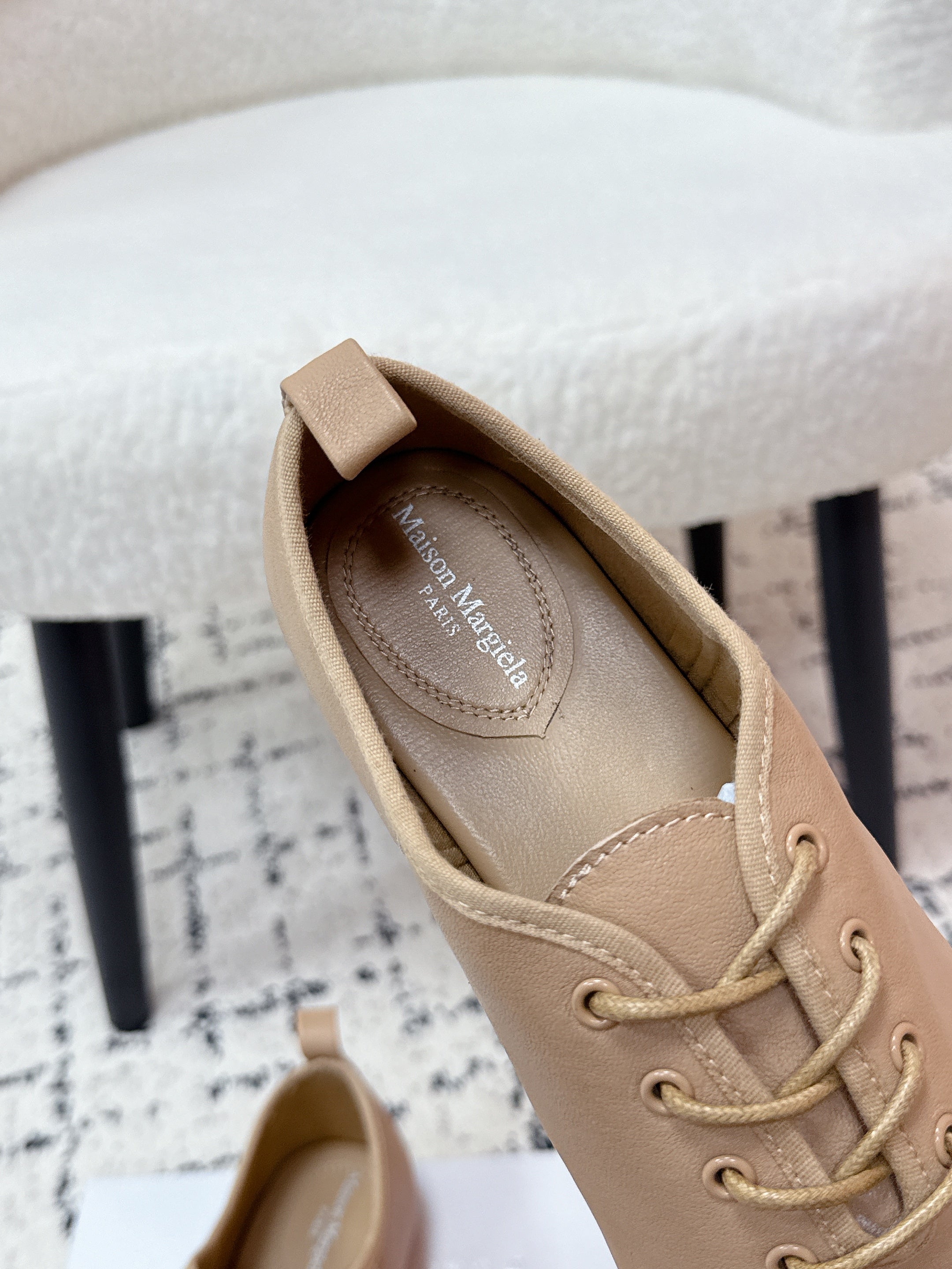 MM Tabi 6-Point Toe Lace-up Shoes Beige Calfskin 558422