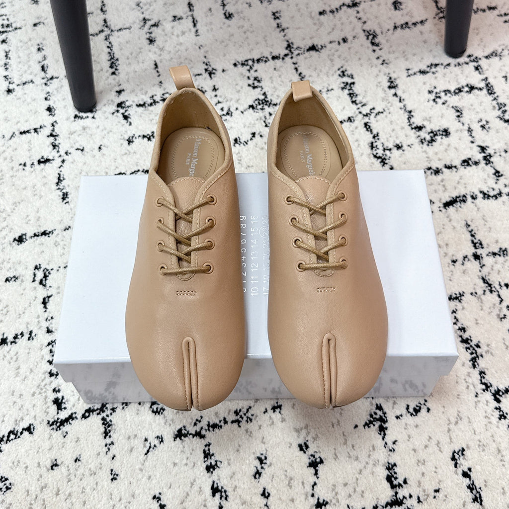 MM Tabi 6-Point Toe Lace-up Shoes Beige Calfskin 558422