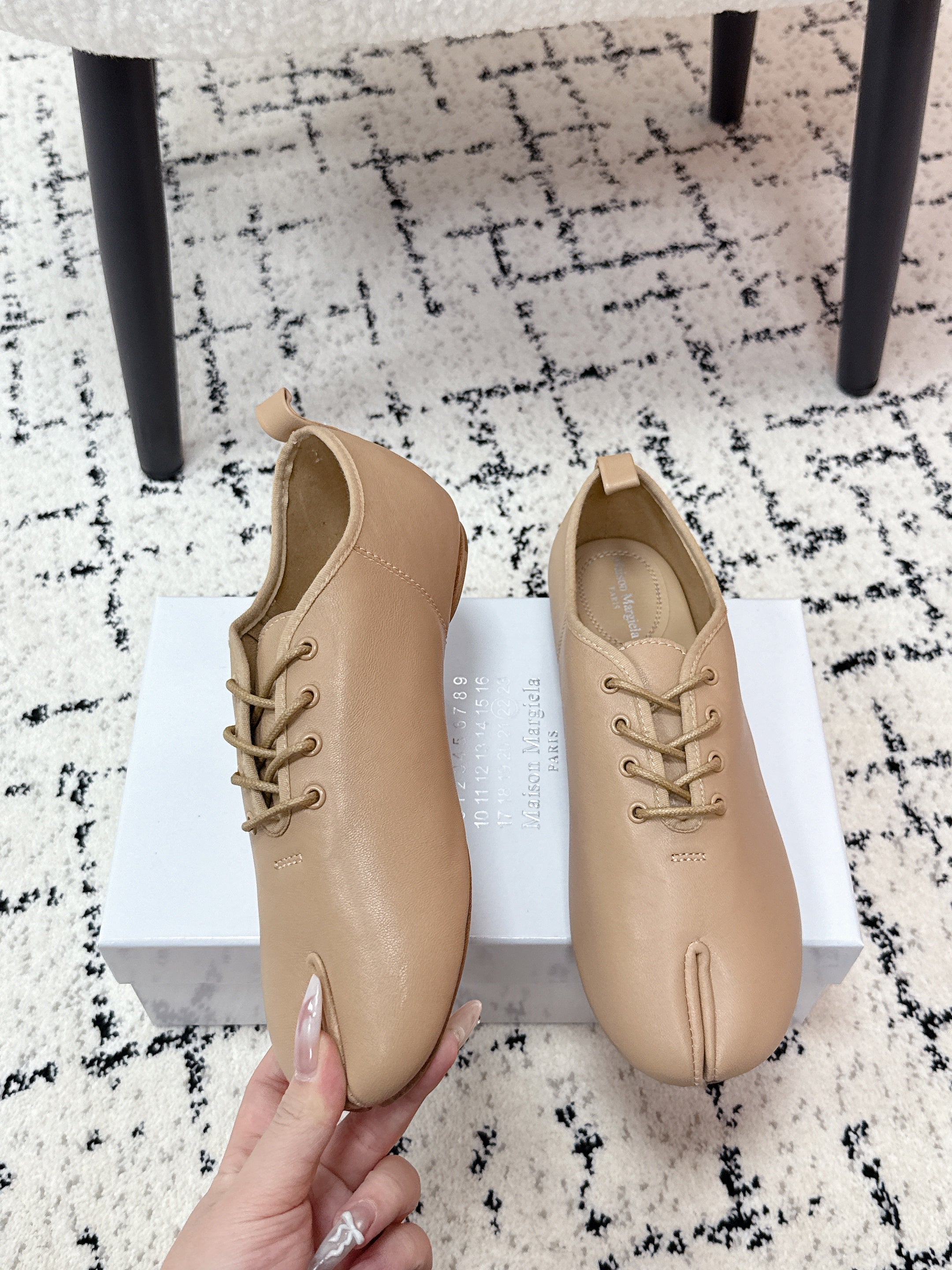 MM Tabi 6-Point Toe Lace-up Shoes Beige Calfskin 558422