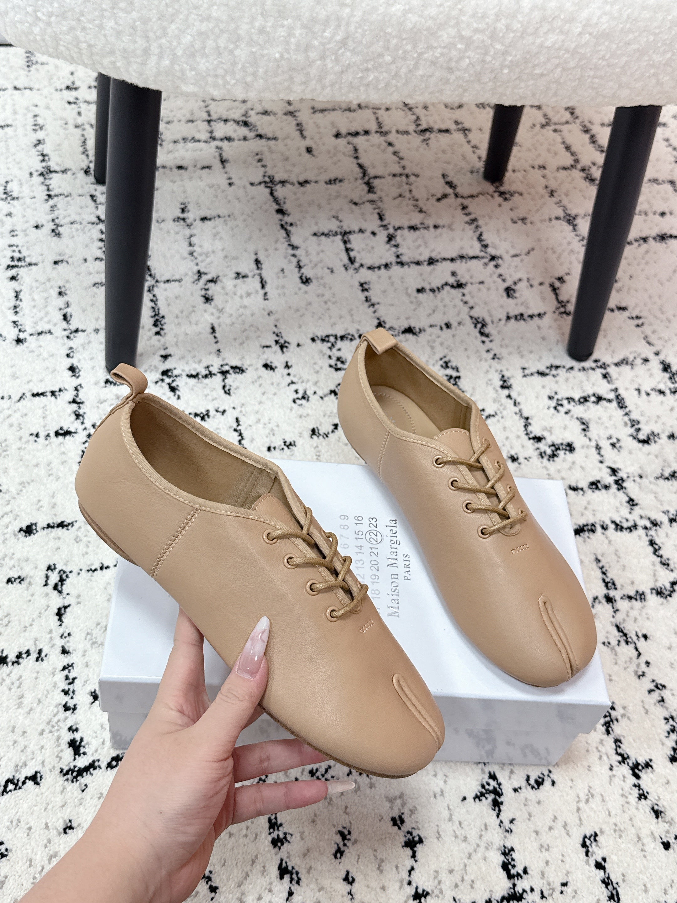 MM Tabi 6-Point Toe Lace-up Shoes Beige Calfskin 558422