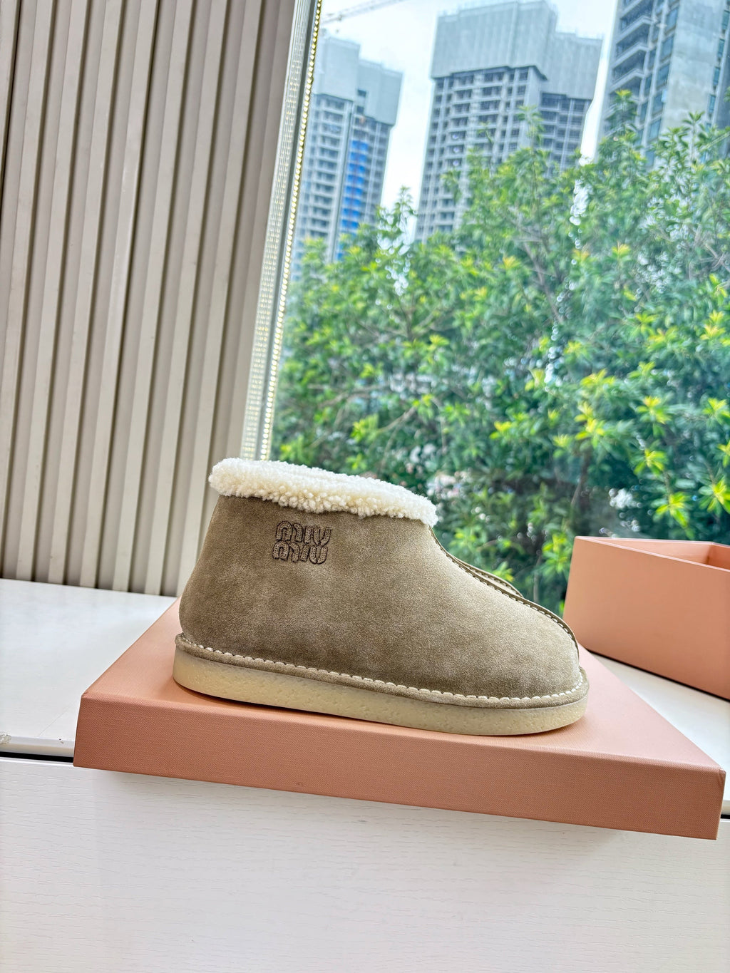 Miu FW25 Snow Boots Taupe White Wool Suede 506650