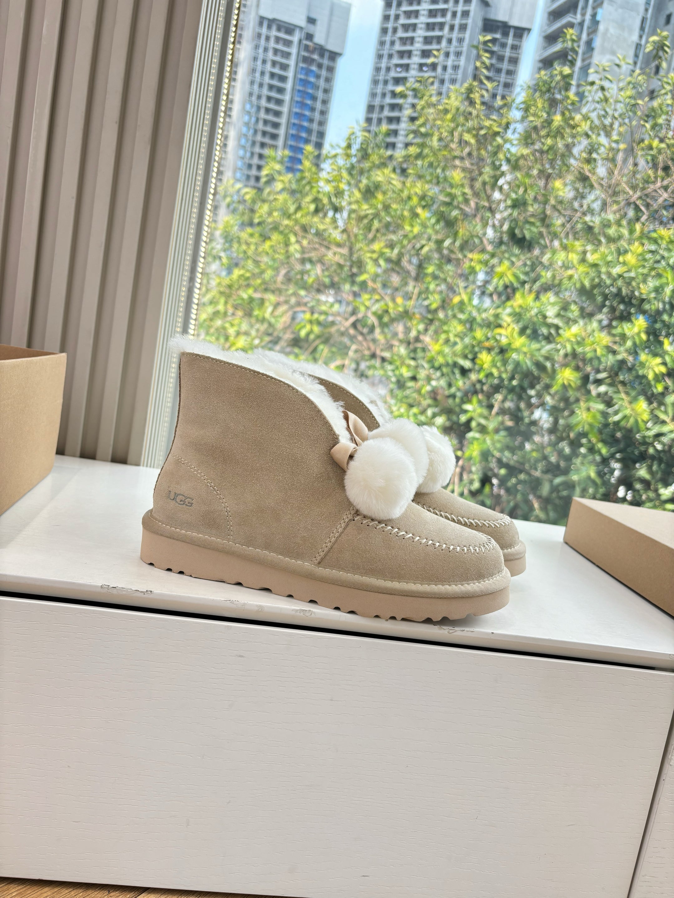UGG Kallen Boots Taupe White Wool Suede 506602