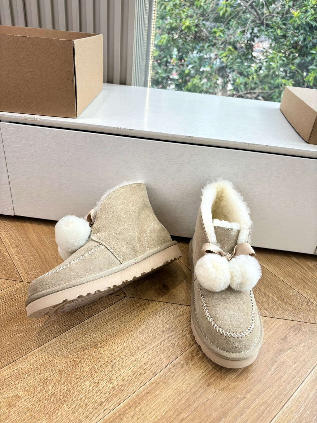 UGG Kallen Boots Taupe White Wool Suede 506602