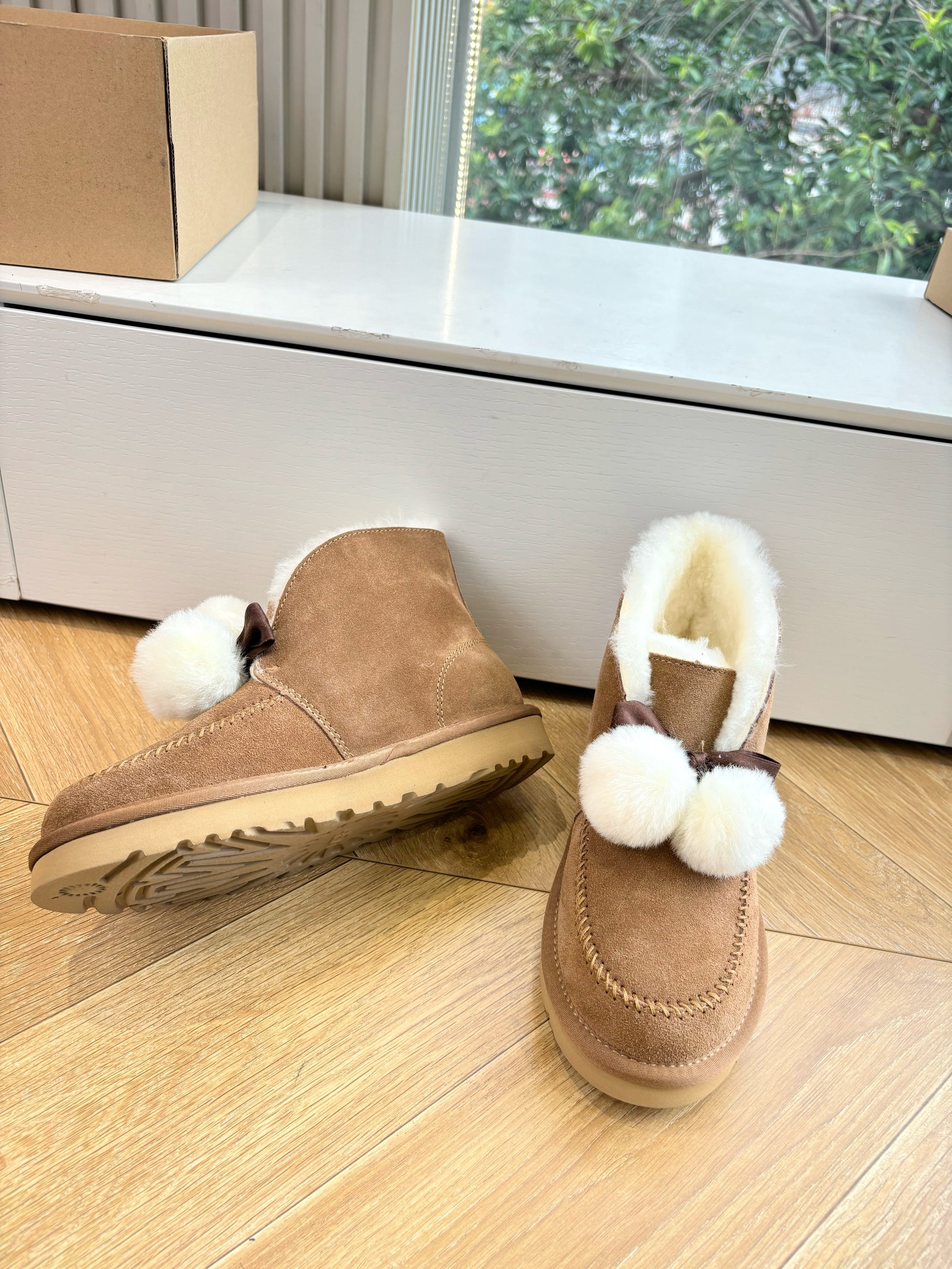 UGG Kallen Boots Brown White Wool Suede 506603