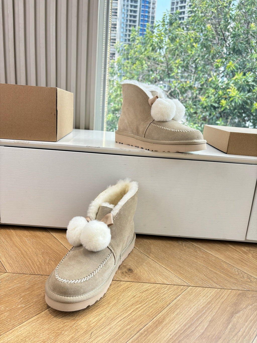 UGG Kallen Boots Taupe White Wool Suede 506602