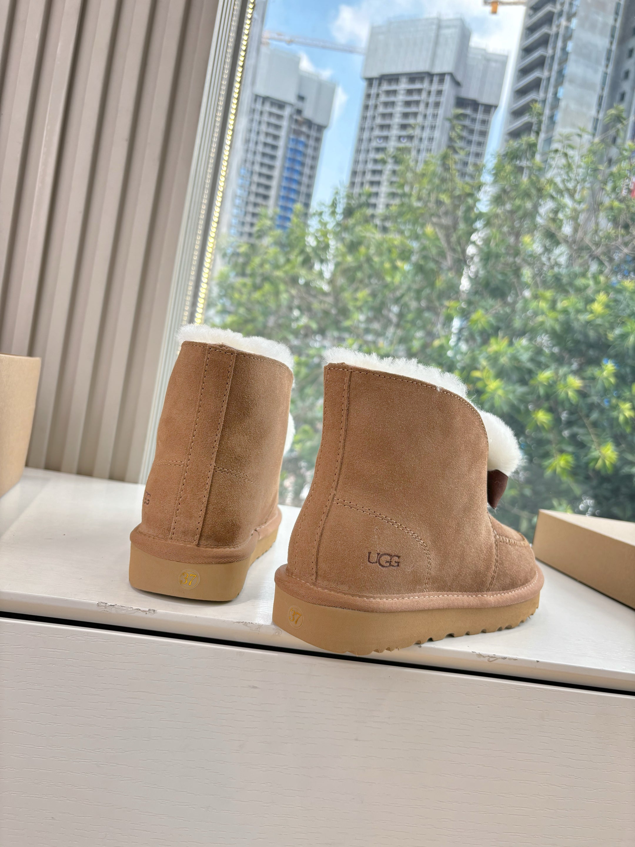 UGG Kallen Boots Brown White Wool Suede 506603