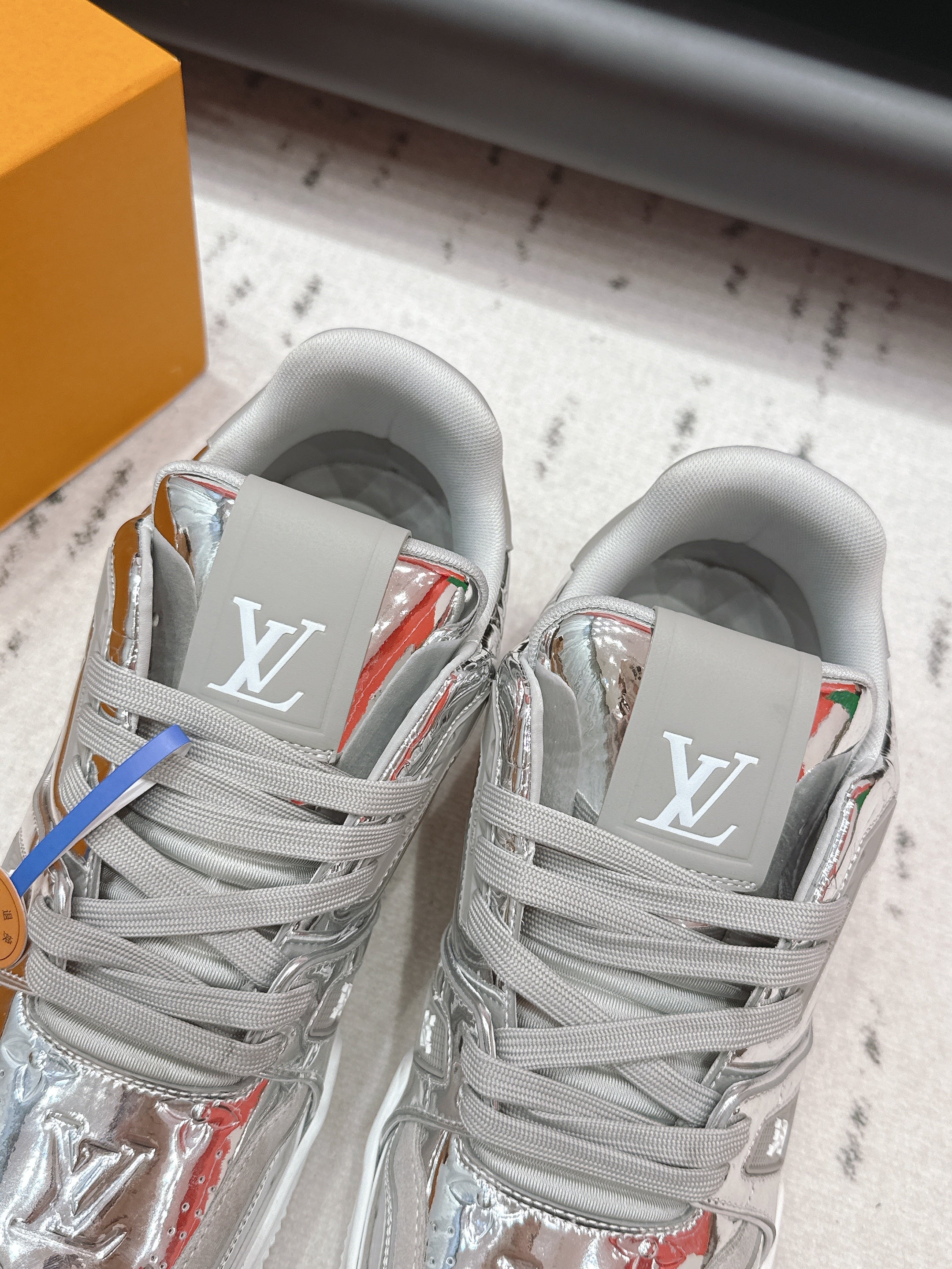 LV 26s Trainer Sliver Cowhide Leather 612839