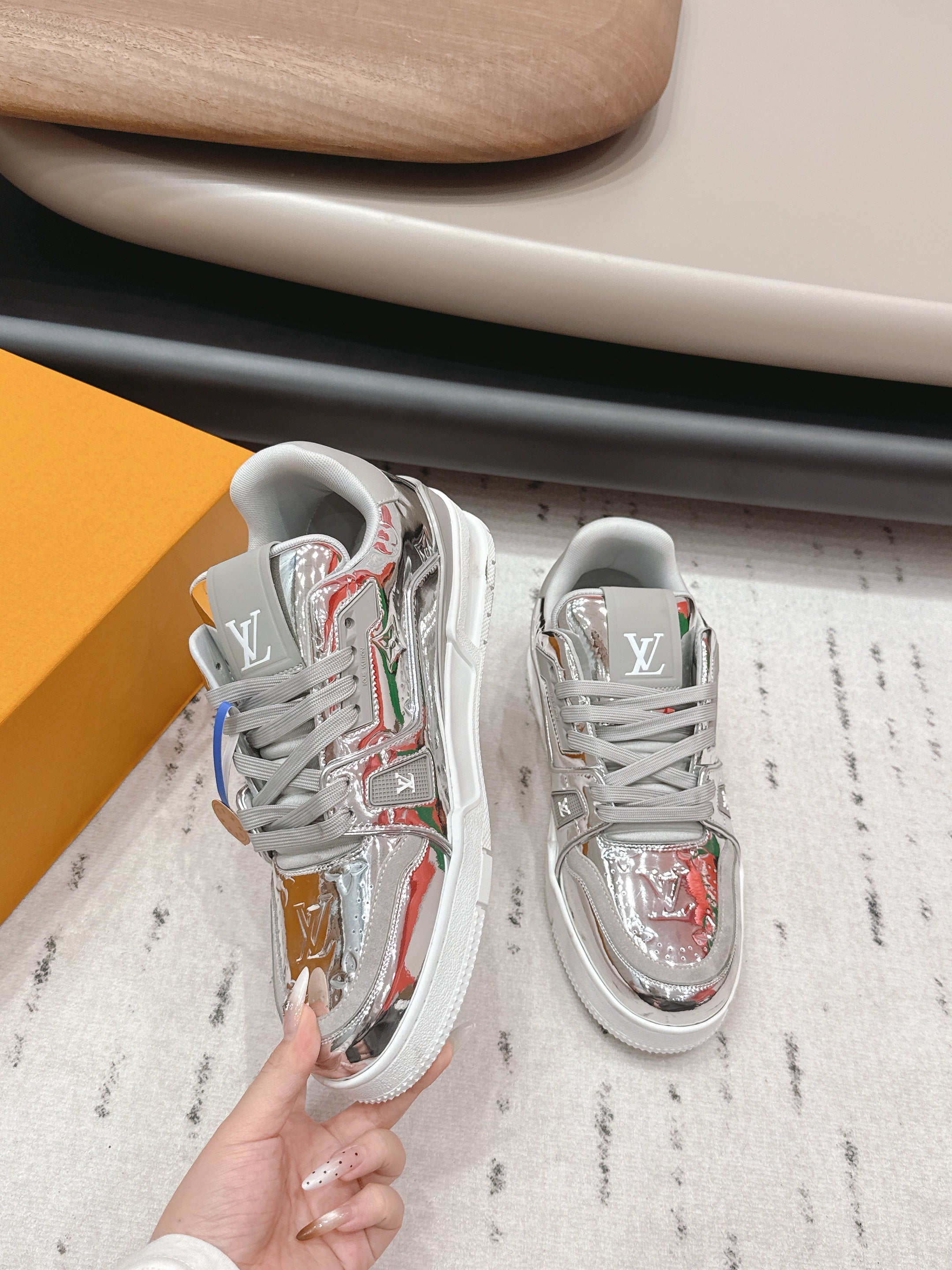 LV 26s Trainer Sliver Cowhide Leather 612839