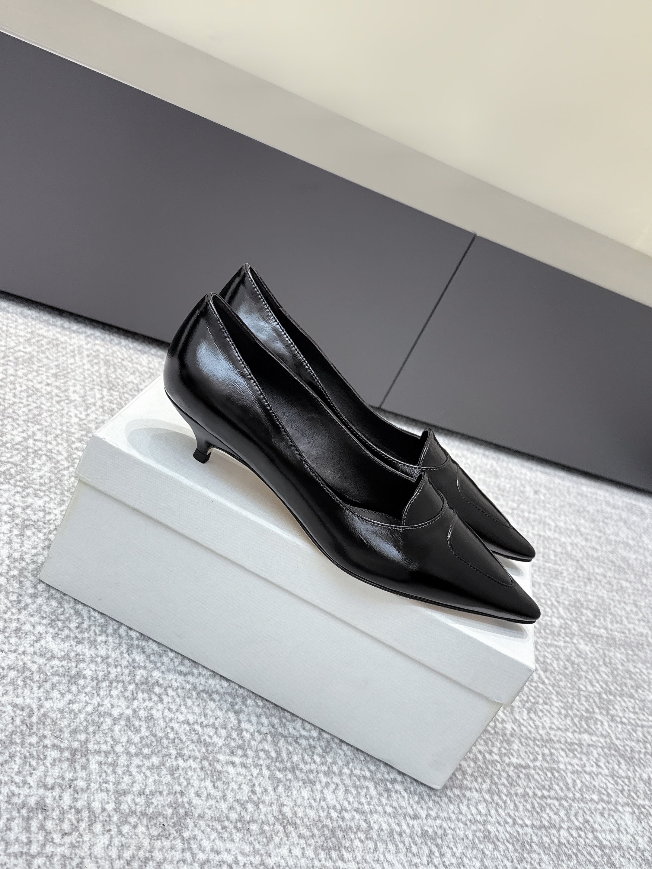 The Row Viv Kitten Pumps 3.5cm Black Sheepskin 451299