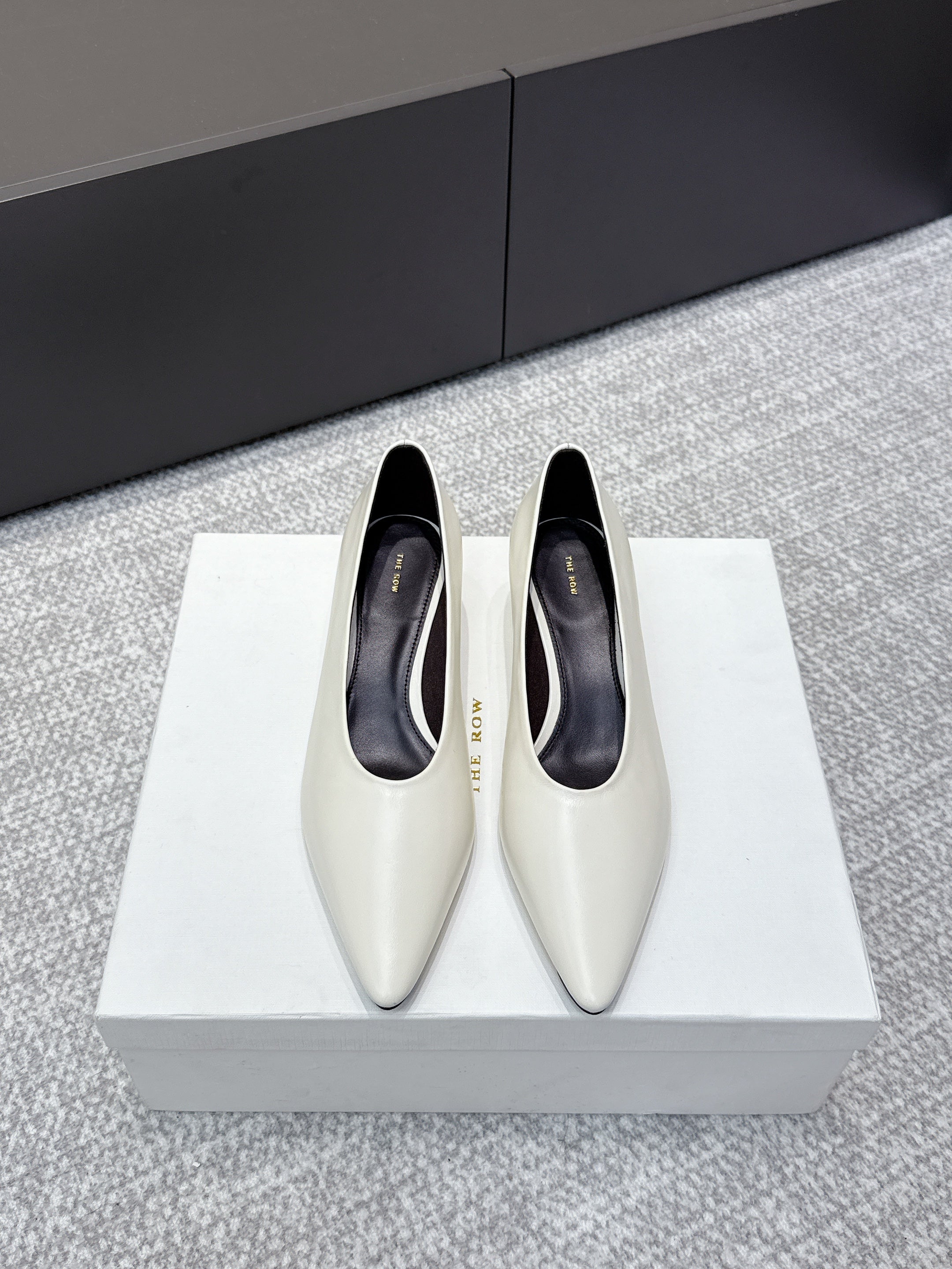The Row 25ss TR Kitten heel Pointed Toe Shoes 35mm White Sheepskin451303