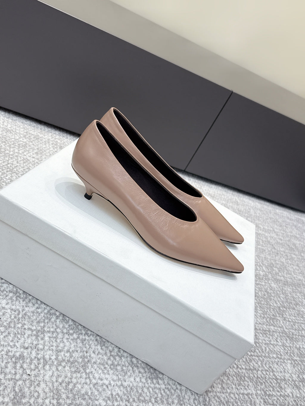 The Row 25ss TR Kitten heel Pointed Toe Shoes 35mm Taupe Blush Sheepskin 451305