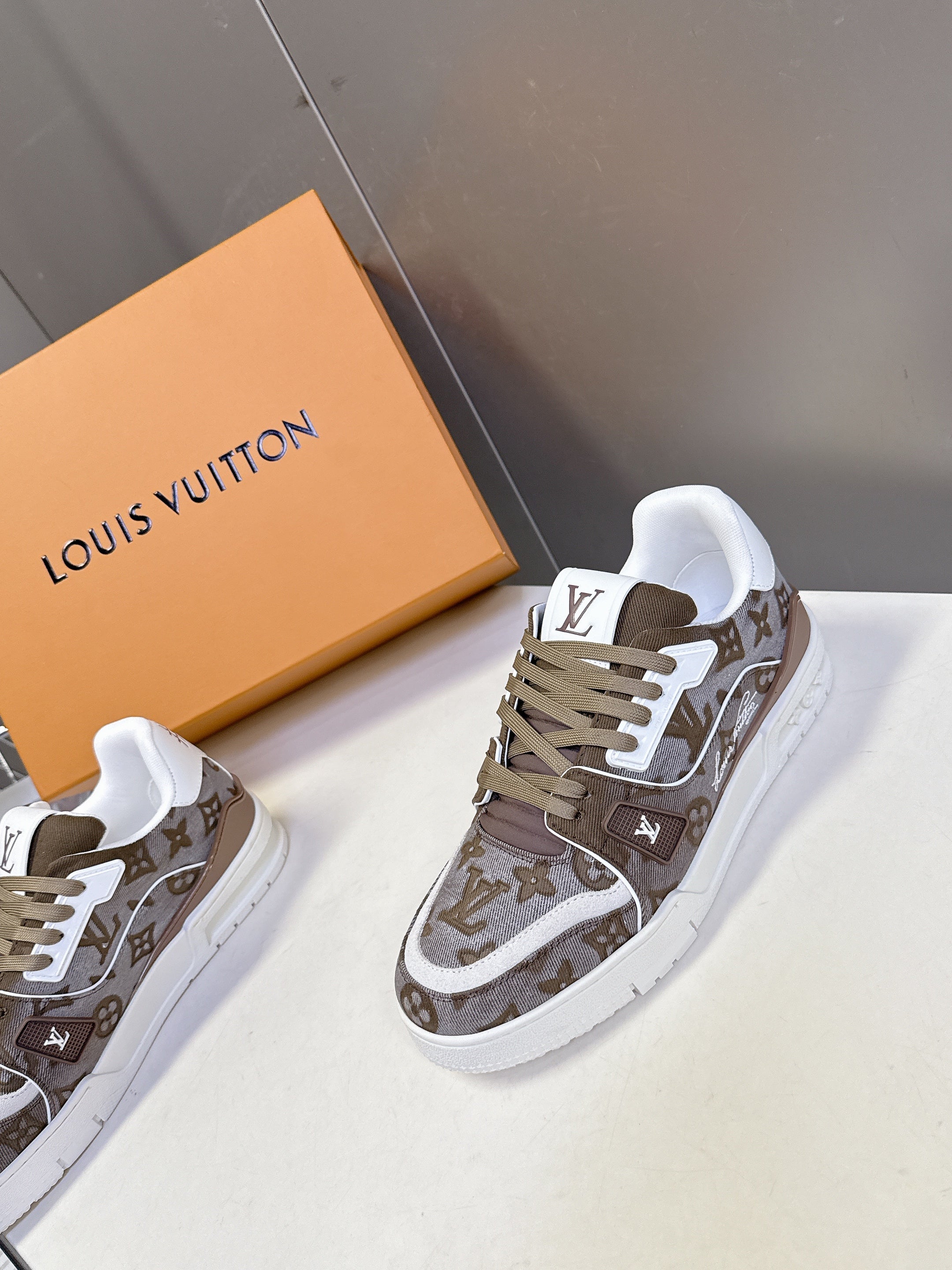 LV 26s Trainer Sneakers Taupe Denim 848155