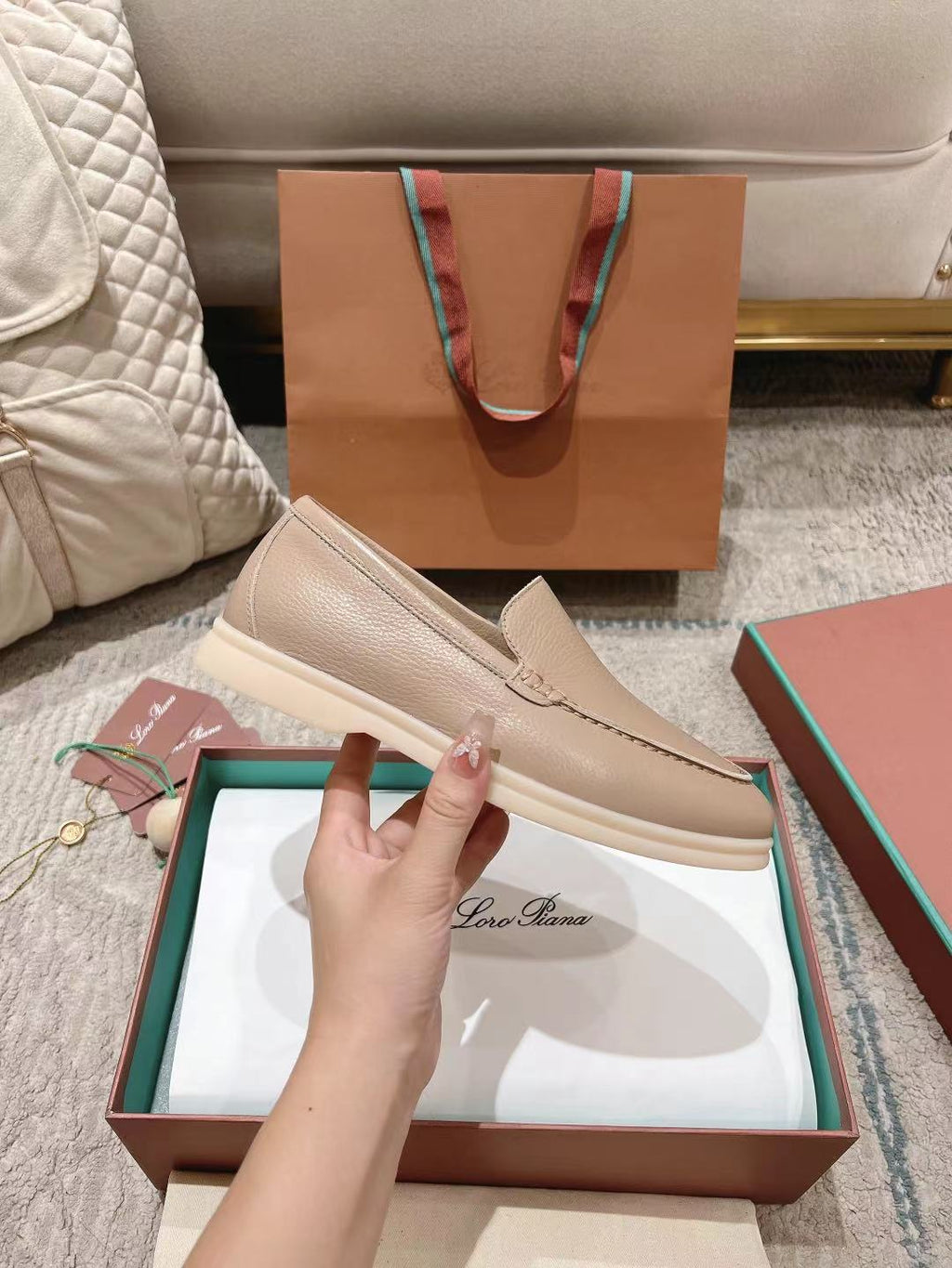 LP Summer Walk Taupe Grain Leather 664638