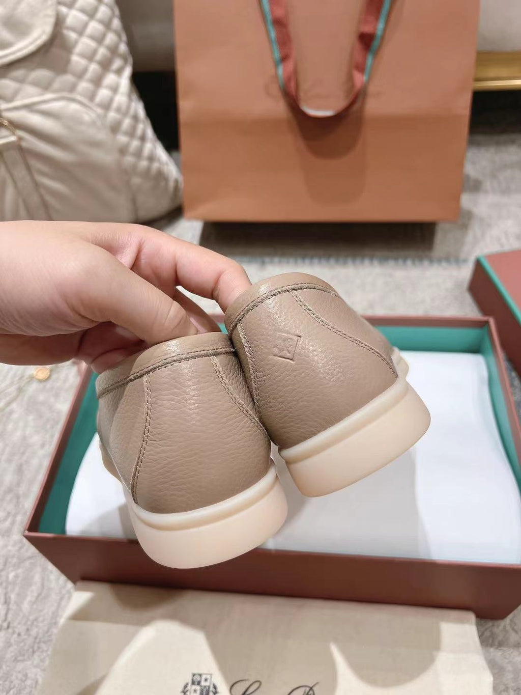 LP Summer Walk Taupe Grain Leather 664638