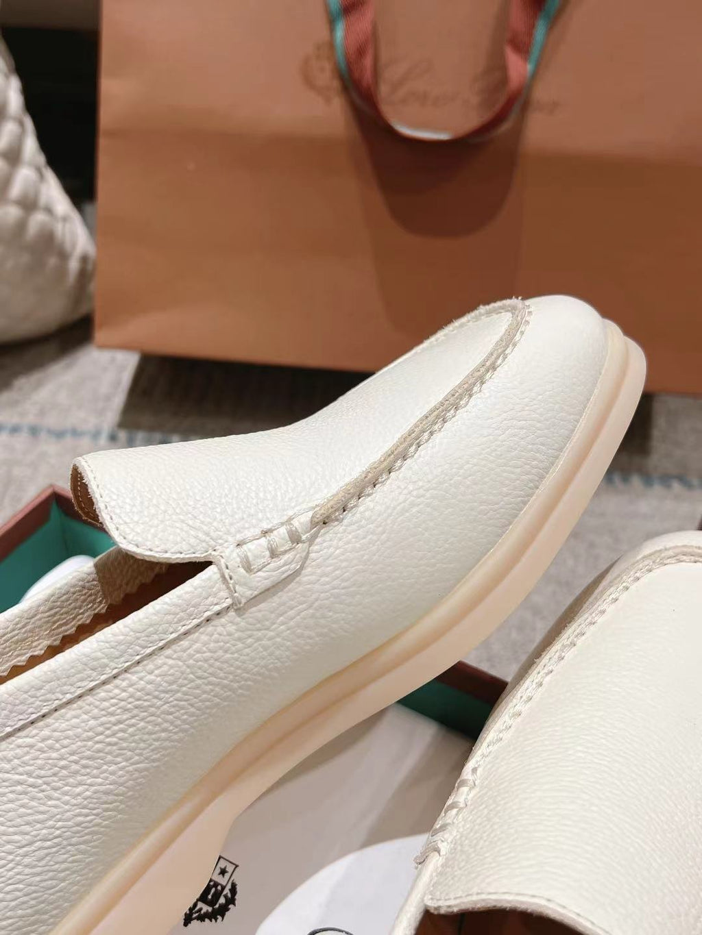 LP Summer Walk Ivory Grain Leather 664634