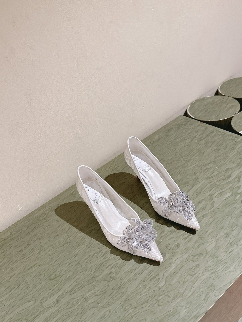 RC 25C Flower High Heel 7.5cm White Silk Rhinestones 268083