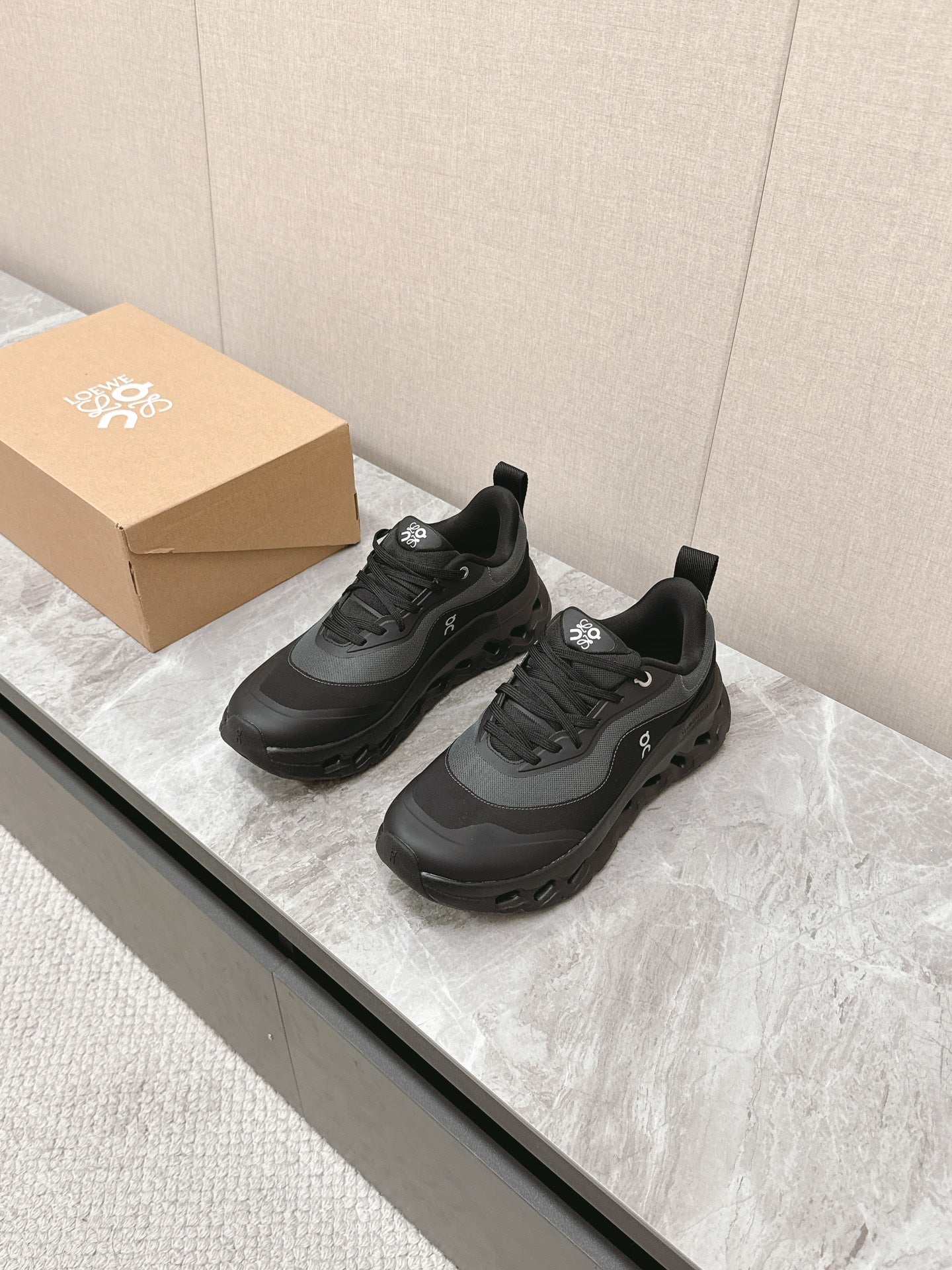RUN SNEAKER IN BLACK SUEDE AND MESH FABRIC