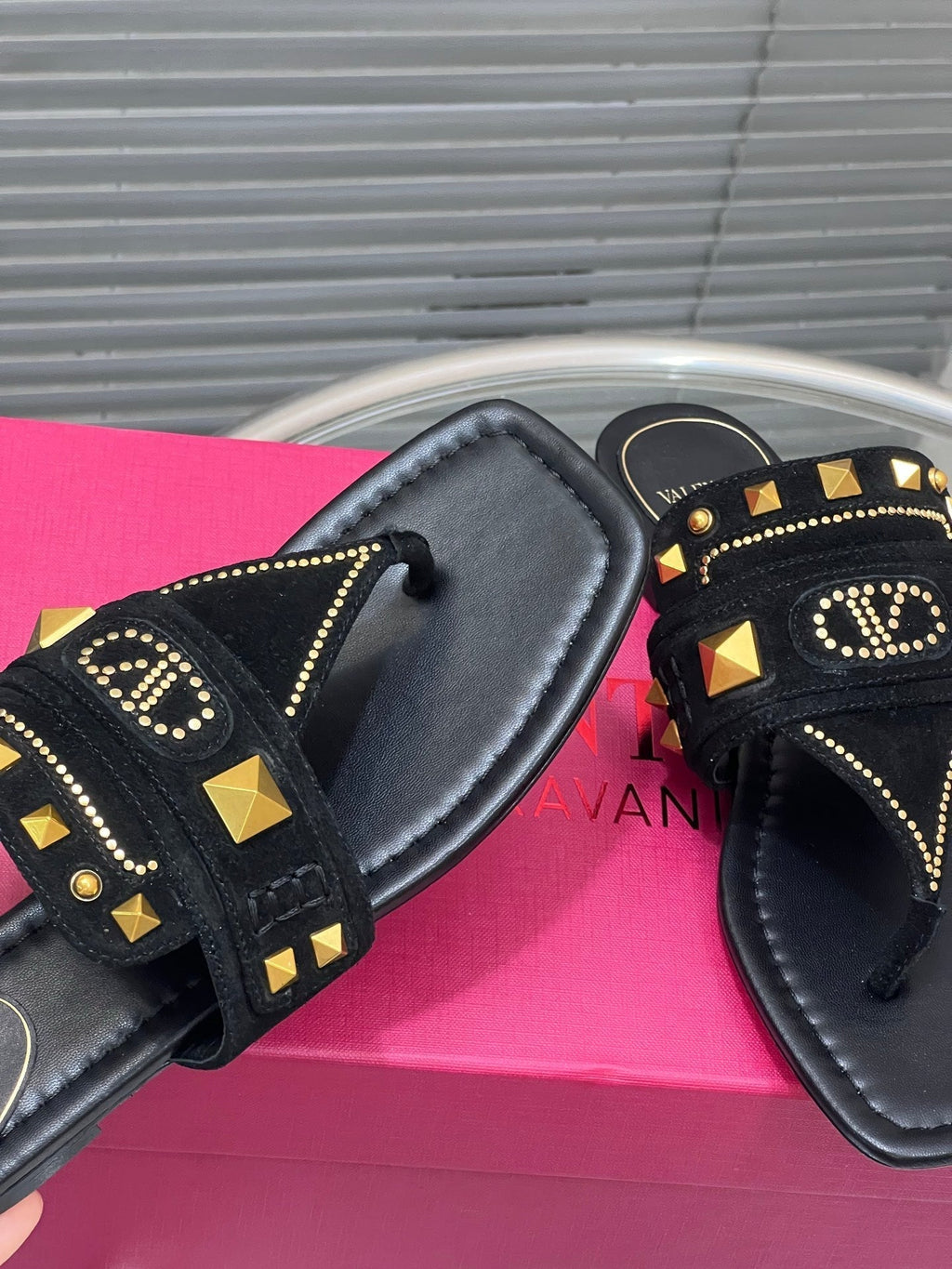 VT Rockstud Thong Sandals Black Suede 334638
