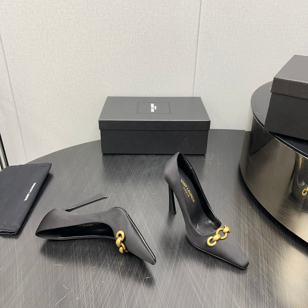 HIGH PUMPS IN BLACK SILK ATTACHED GOLD CHAIN