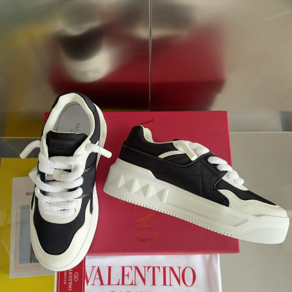 LOW-TOP SNEAKER IN WHITE NAPPA LEATHER AND BLACK TOILE ICONOGRAPHE FABRIC