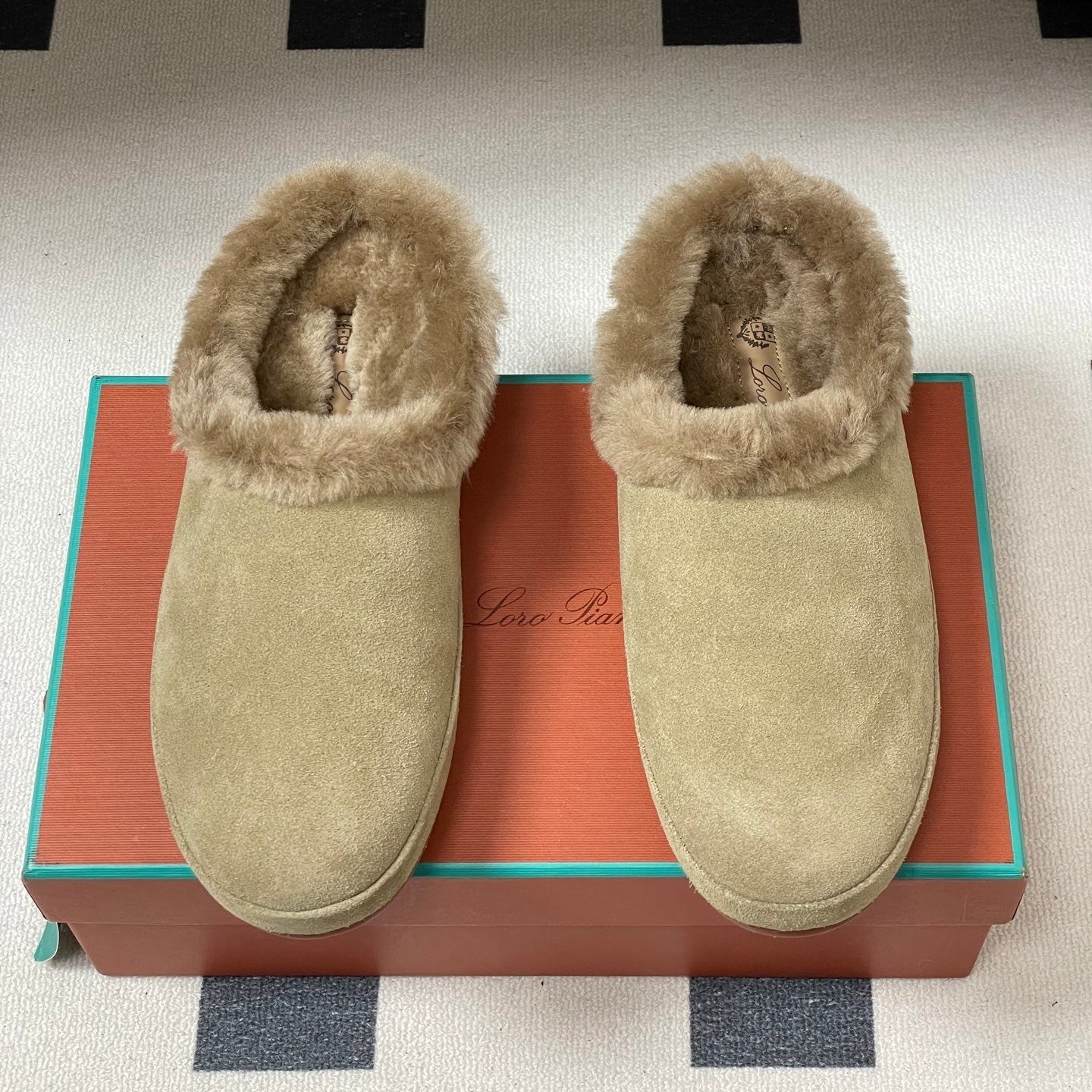 LP 25 Closed-Toe Half-Slippers Light Beige Suede Fur 534682