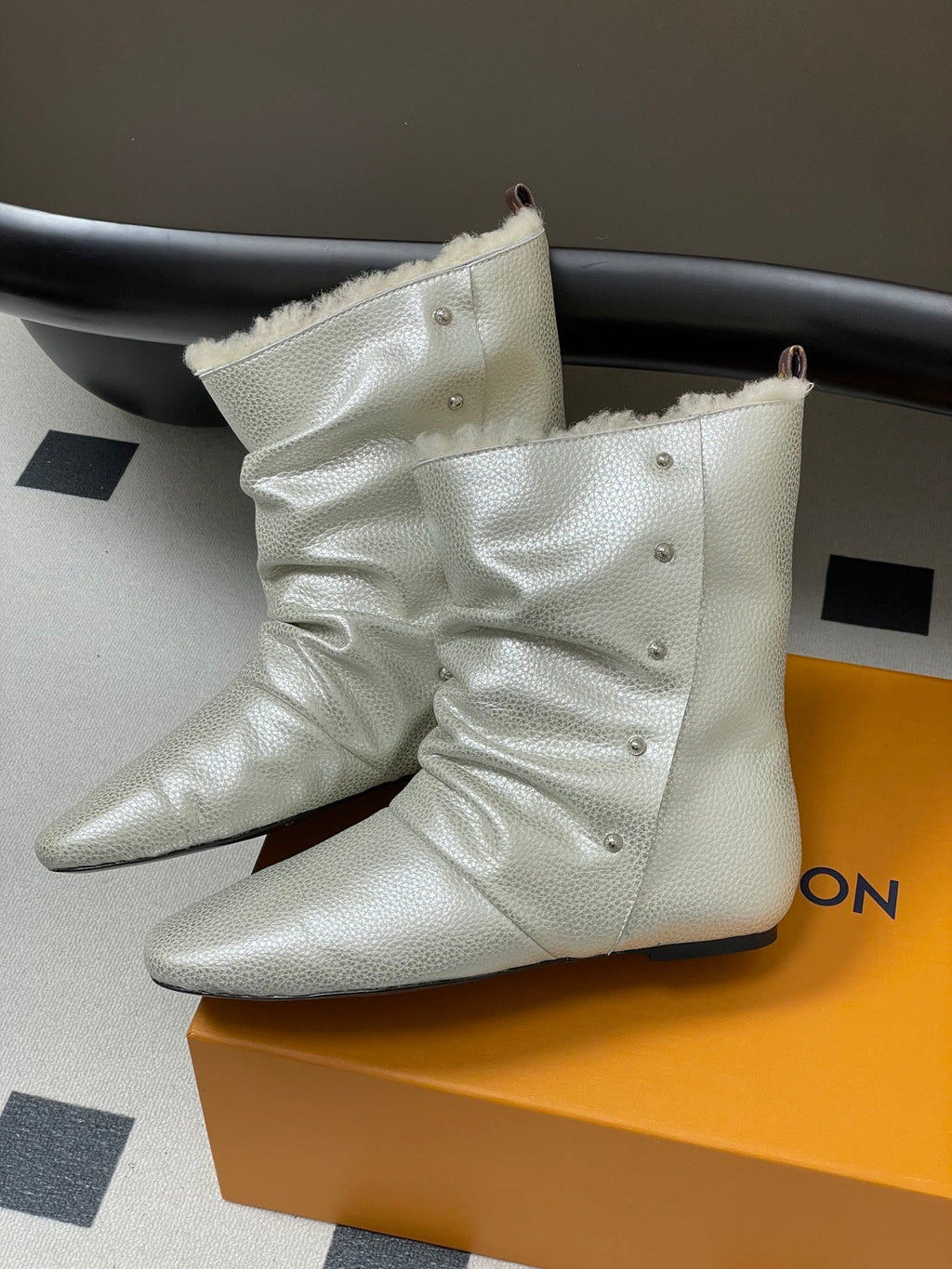 LV 25Fw Nomad Slip-on Ankle Boots Flat Silver Grain Leather Wool-lined 534593