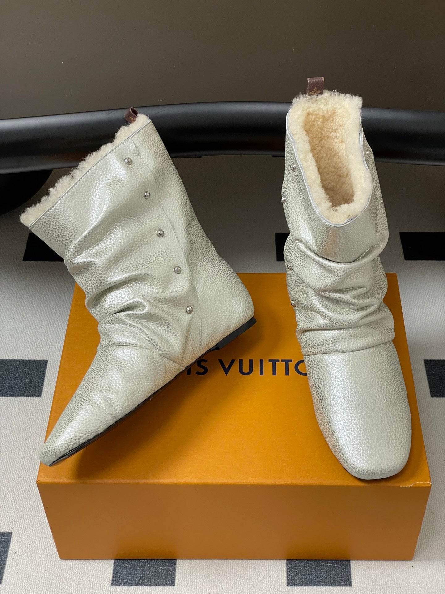 LV 25Fw Nomad Slip-on Ankle Boots Flat Silver Grain Leather Wool-lined 534593