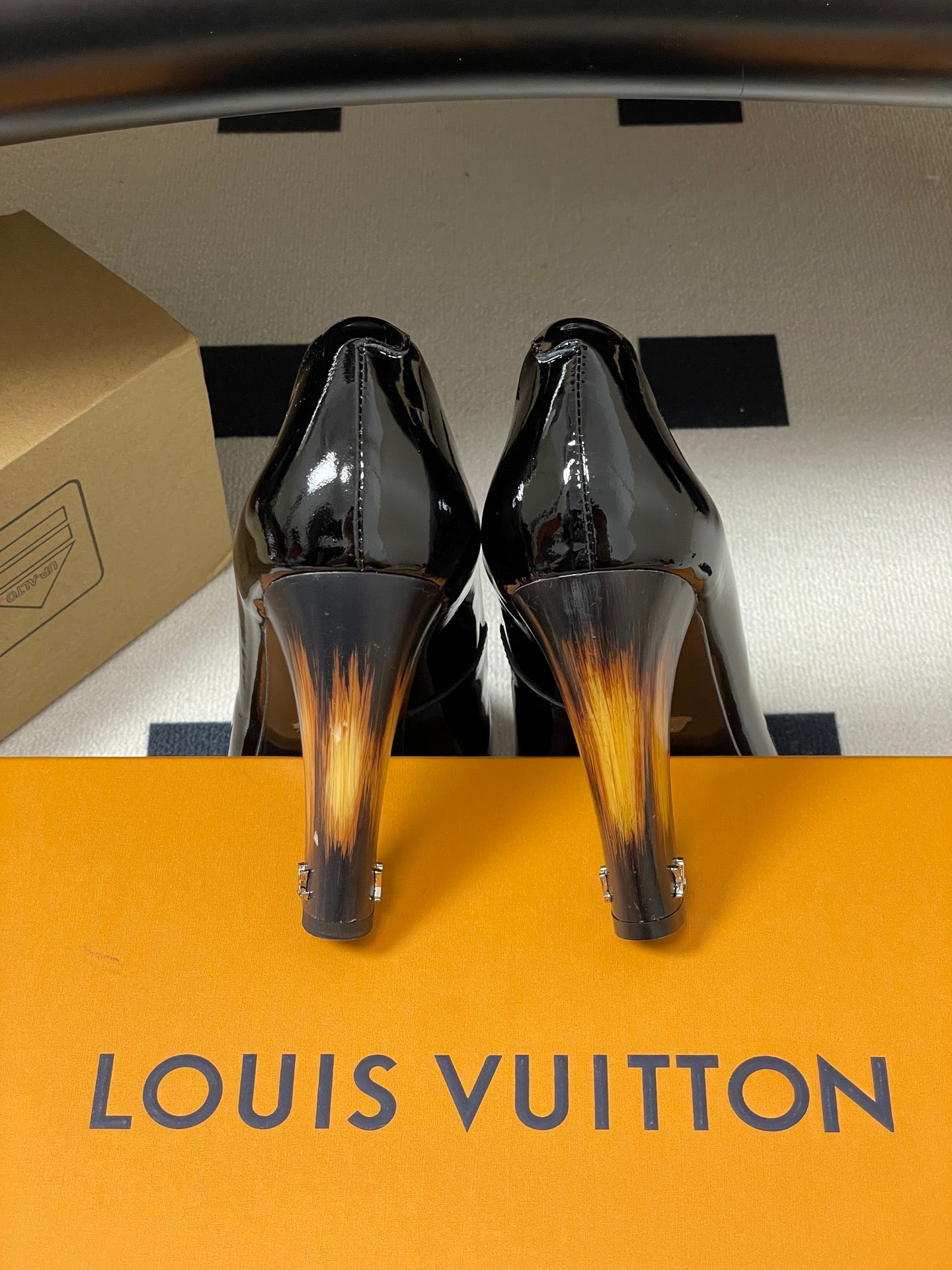 LV 26s Pumps 10.5cm Black Patent Leather 888229