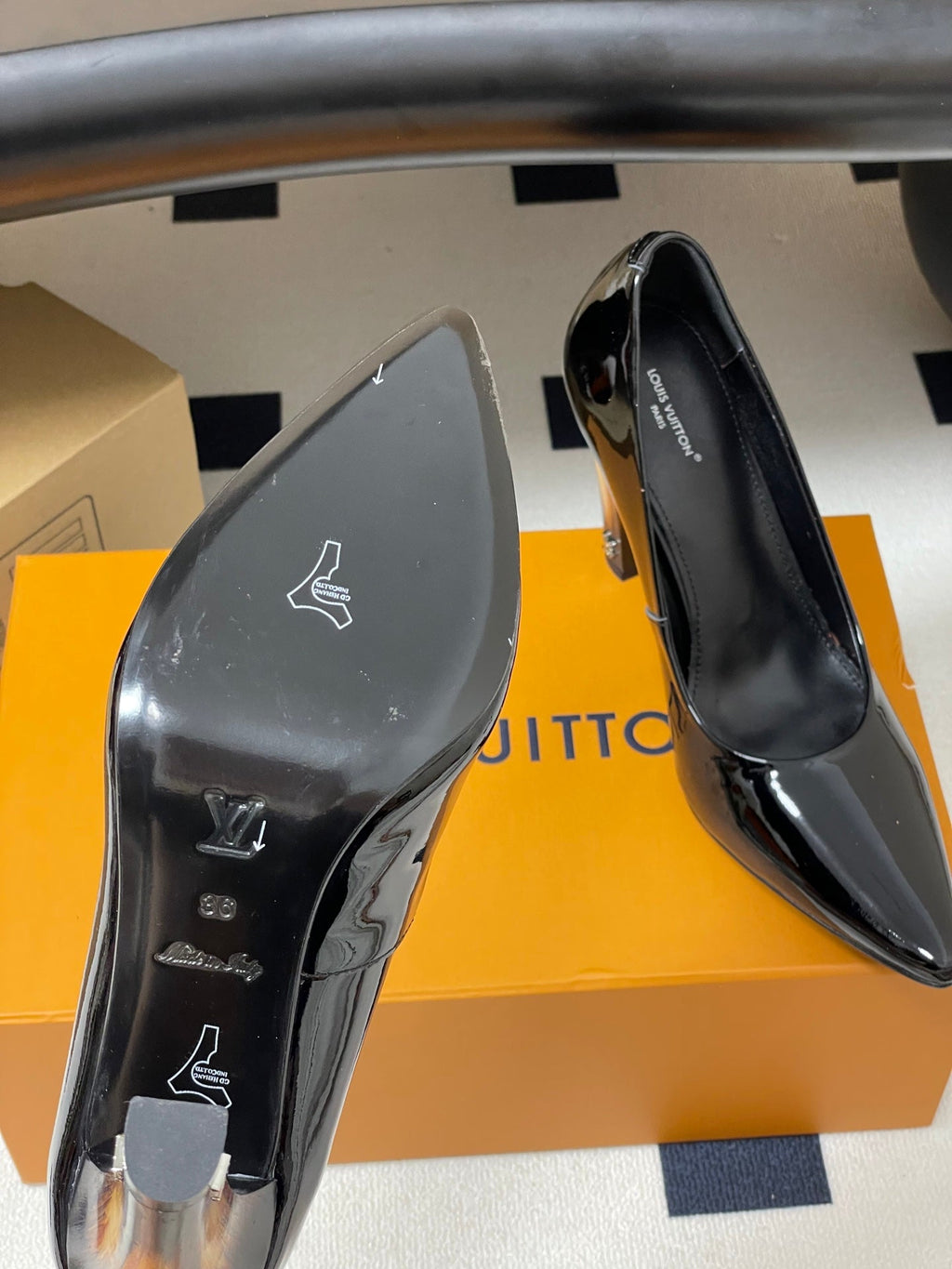LV 26s Pumps 10.5cm Black Patent Leather 888229