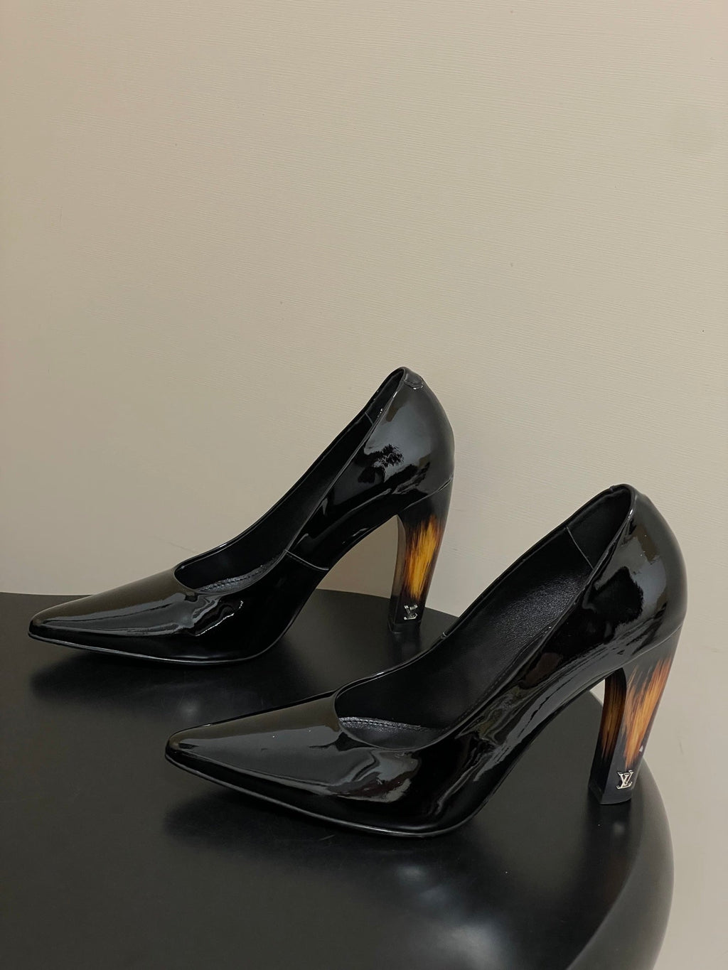 LV 26s Pumps 10.5cm Black Patent Leather 888229