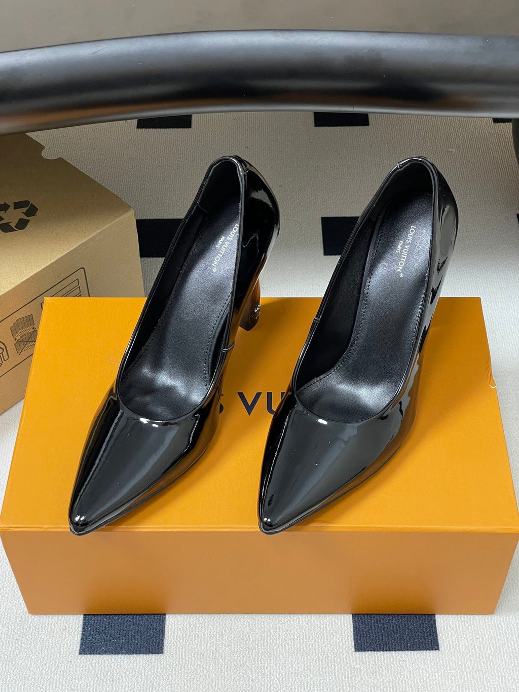 LV 26s Pumps 10.5cm Black Patent Leather 888229